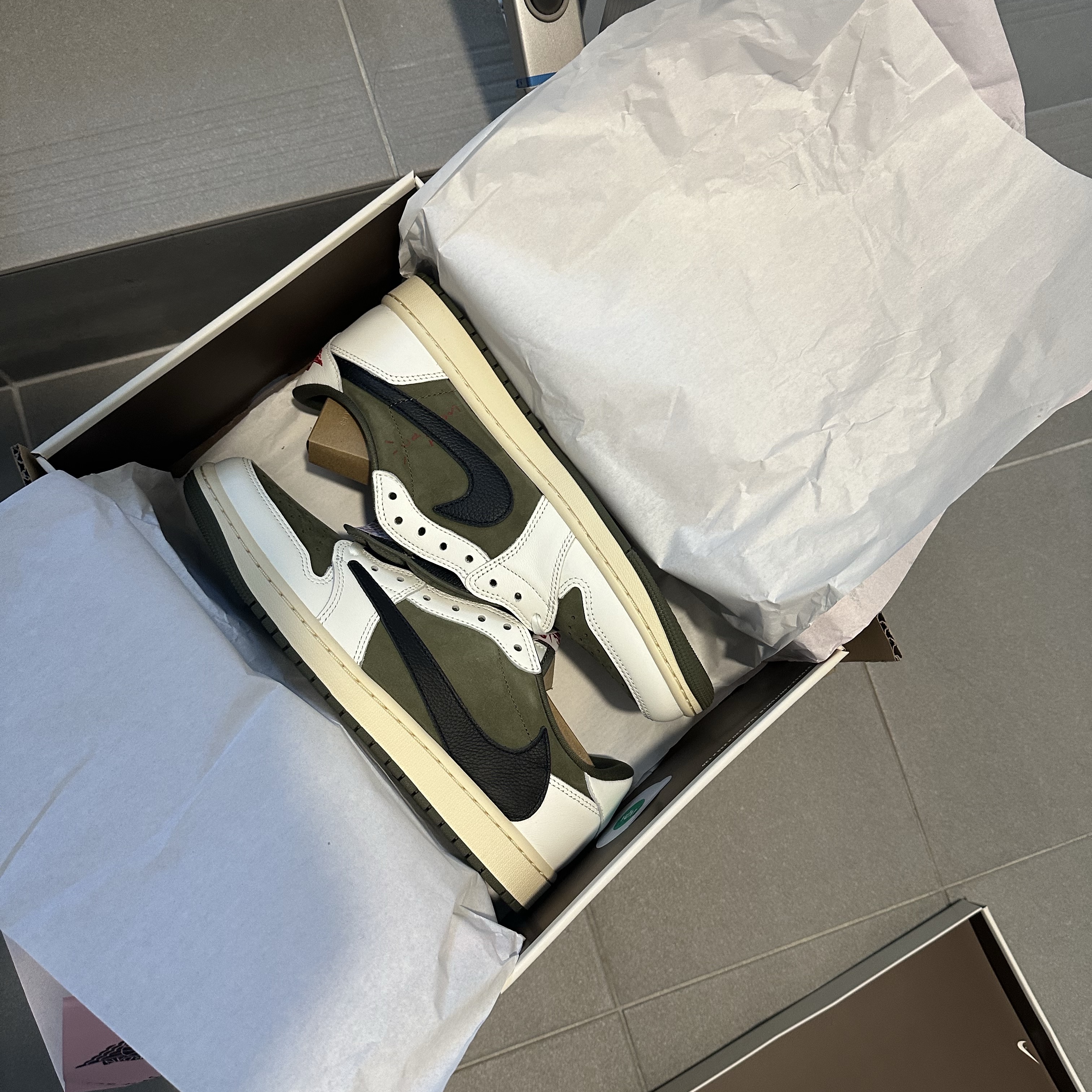 Jordan 1 x Travis Scott Retro Low OG SP Reverse Olive 착용 스타일