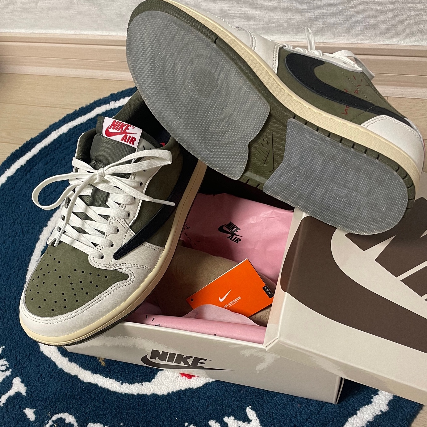 Jordan 1 x Travis Scott Retro Low OG SP Reverse Olive 착용 스타일 - 2