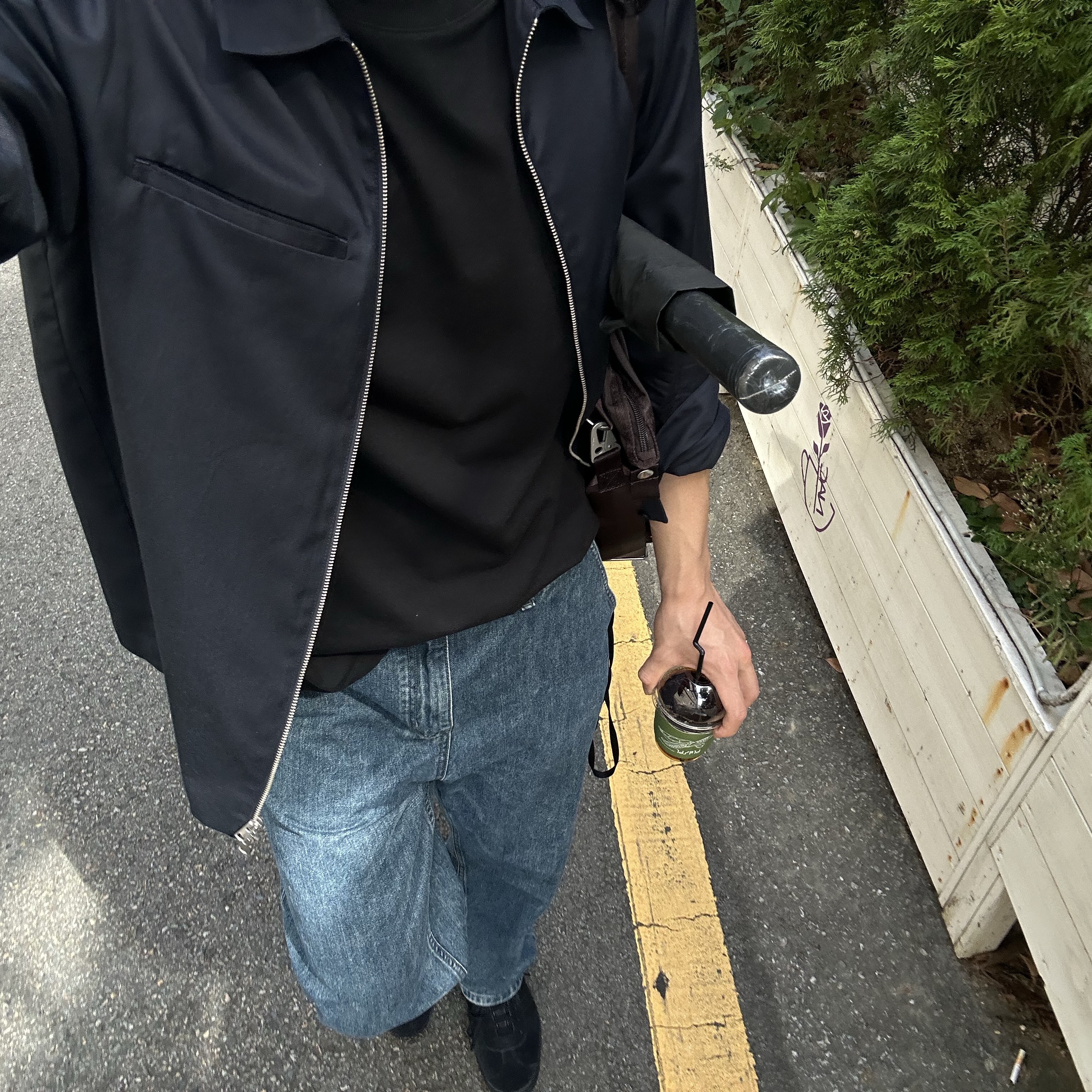 Adidas Gazelle Triple Black 착용 스타일 - 1