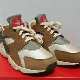 Nike x Stussy Air Huarache LE Desert Oak 착용 스타일