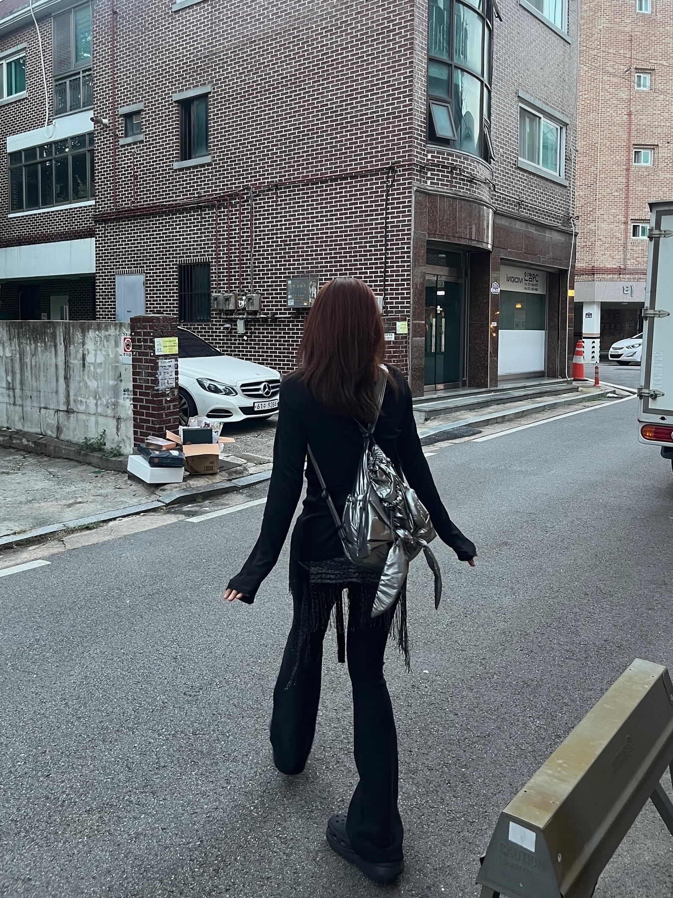 Athe Vanessabruno Ruban Backpack And Shoulder Bag Large Glossy Grey 착용 스타일 - 2