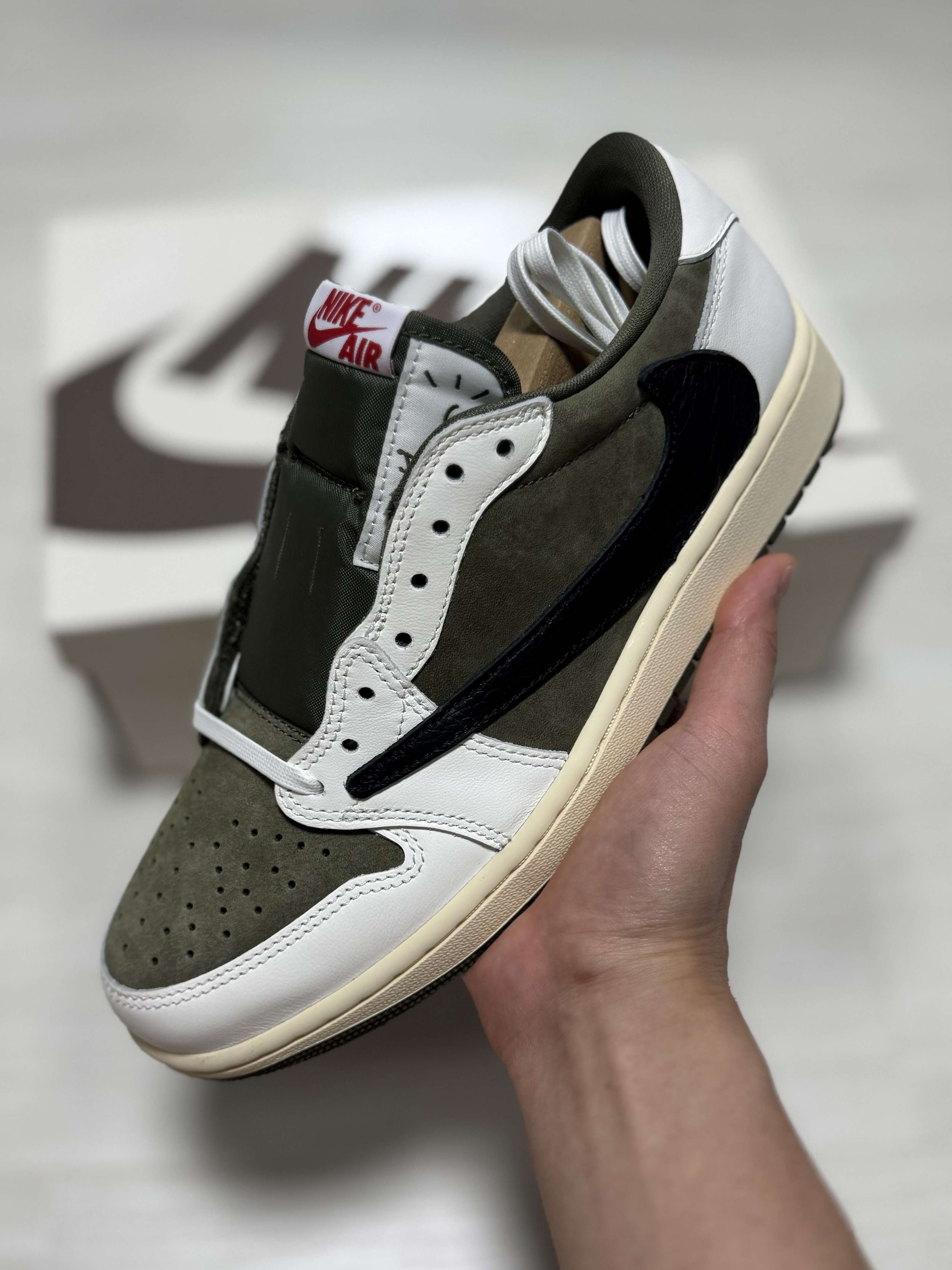 Jordan 1 x Travis Scott Retro Low OG SP Reverse Olive 착용 스타일