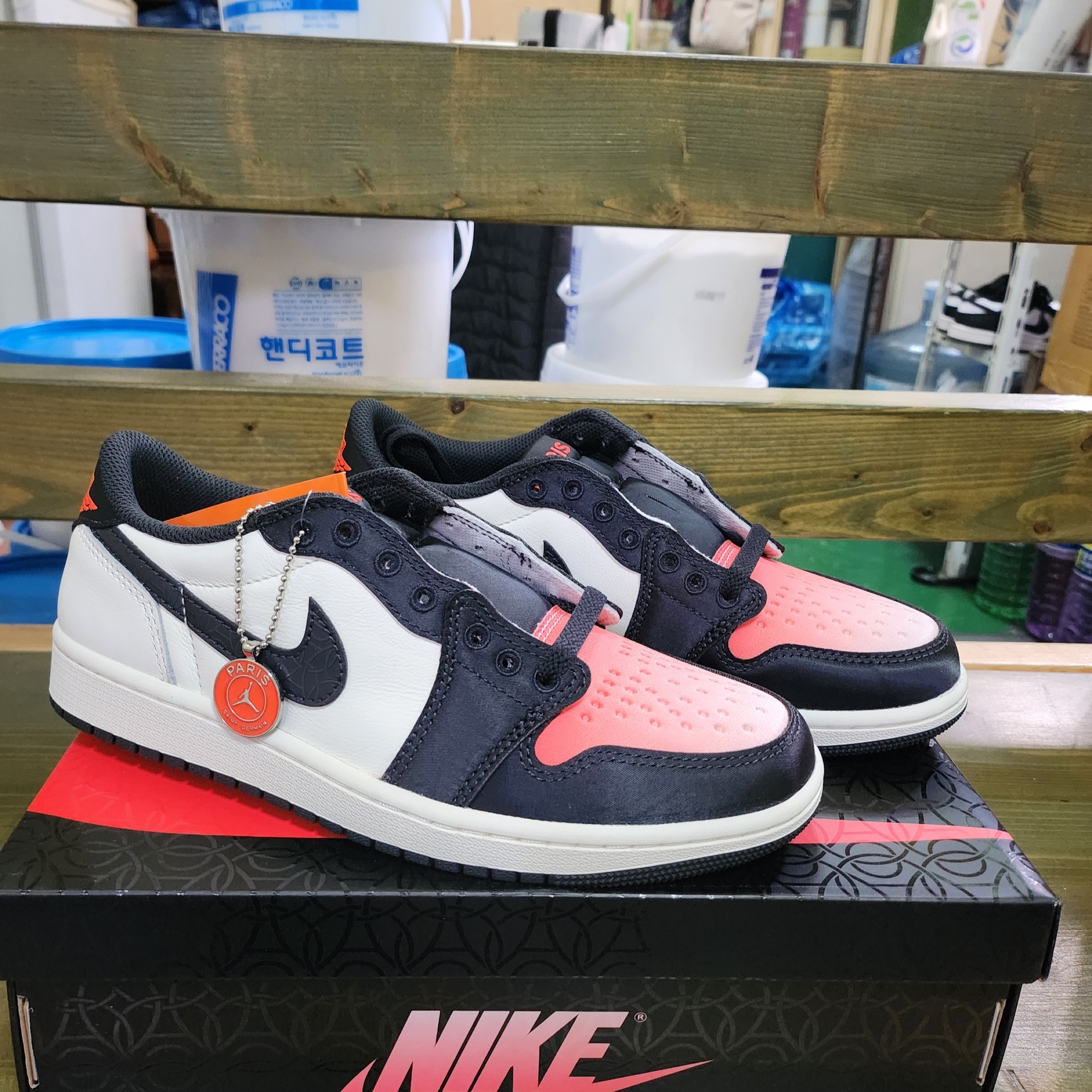 Jordan 1 x Paris Saint-Germain Retro Low OG Sail and Off Noir 착용 스타일 - 1