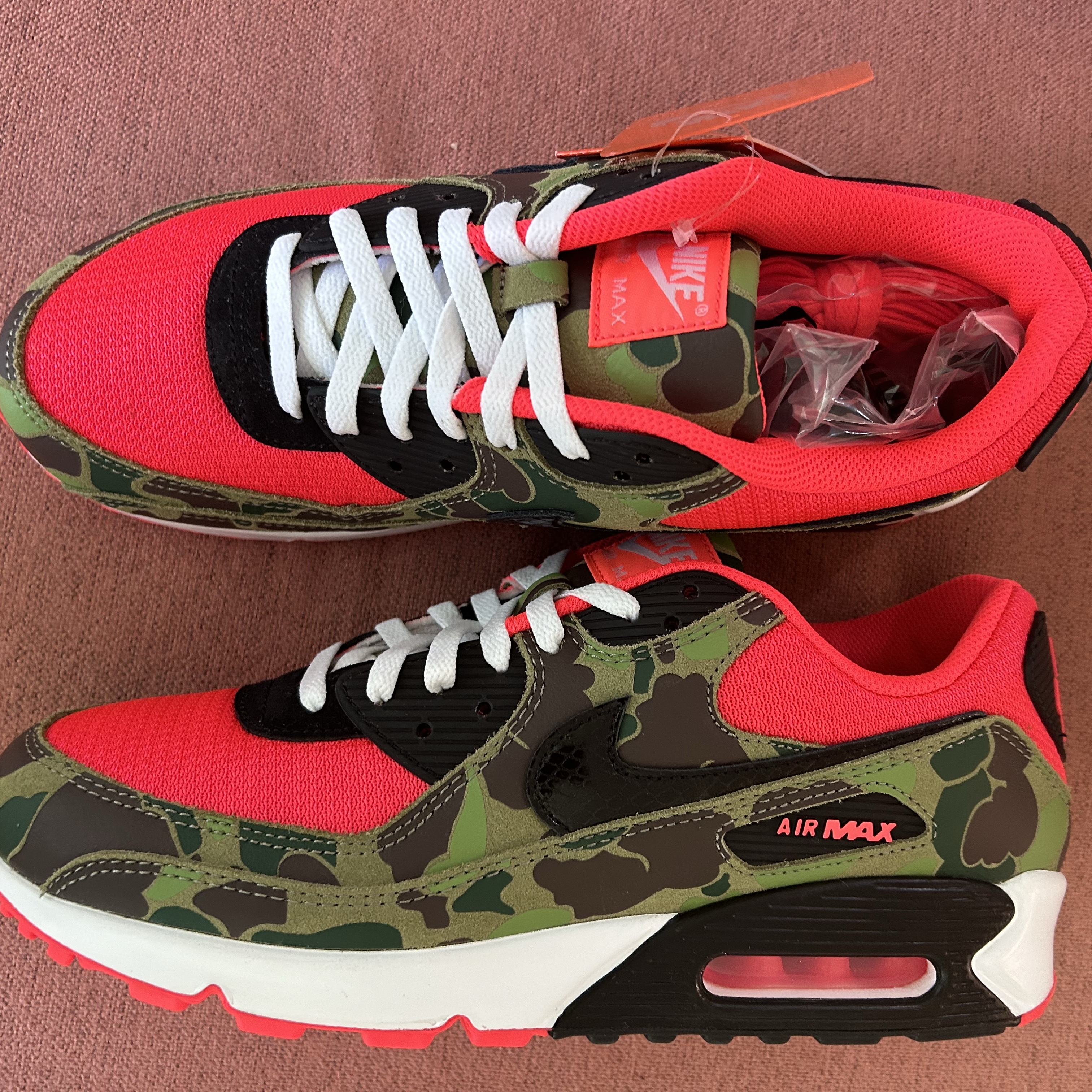 Nike Air Max 90 SP Dark Sage and Solar Red 착용 스타일