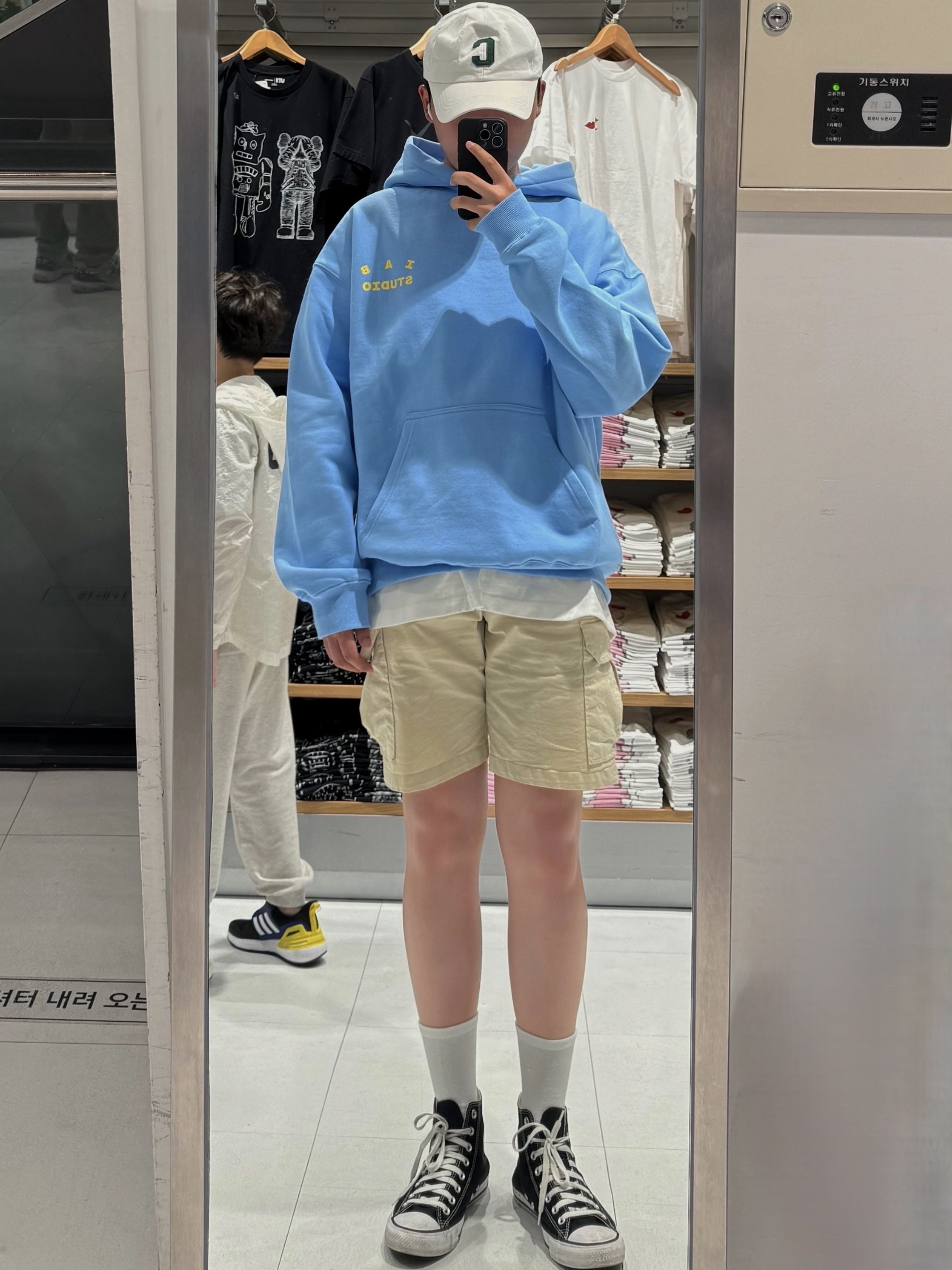 IAB Studio Hoodie Sky Blue Lemon 착용 스타일 - 3
