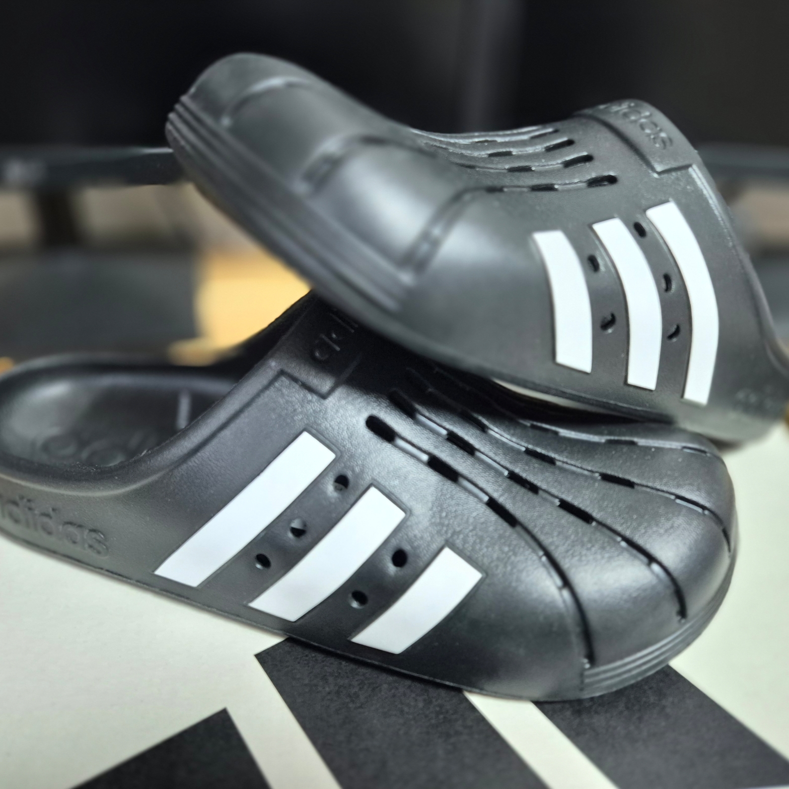 Adidas Adilette Clog Black White 착용 스타일 - 1