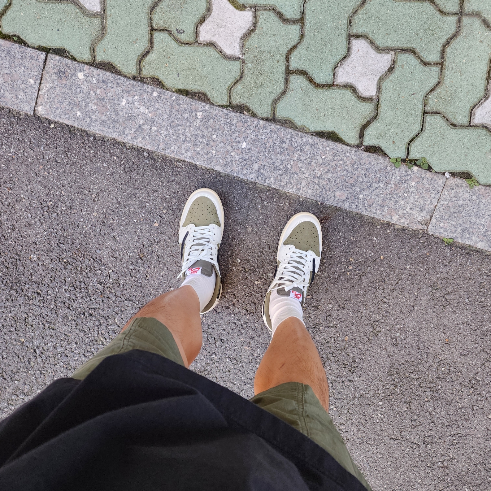 Jordan 1 x Travis Scott Retro Low OG SP Reverse Olive 착용 스타일