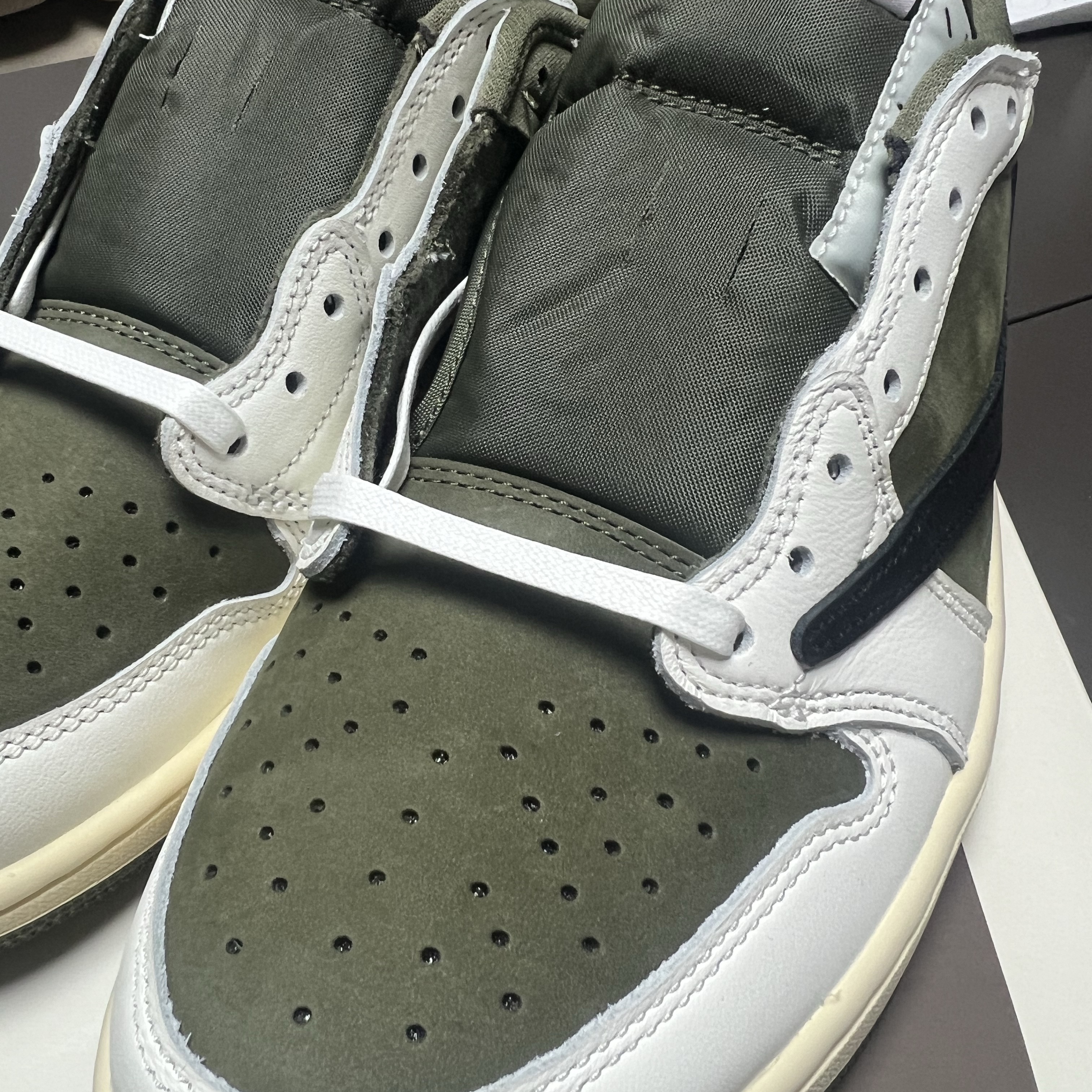 Jordan 1 x Travis Scott Retro Low OG SP Reverse Olive 착용 스타일 - 4