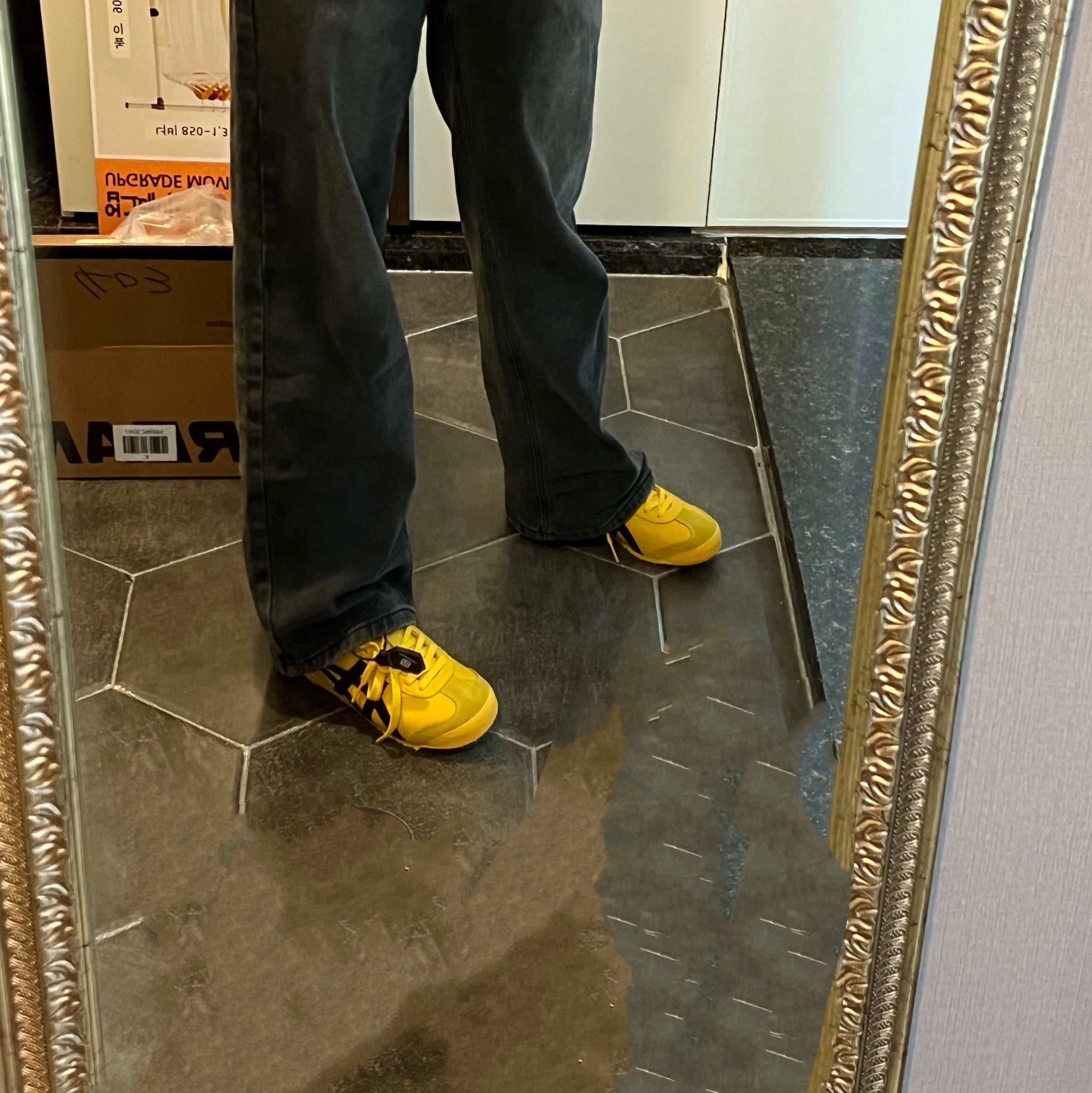 Onitsuka Tiger Mexico 66 Yellow Black 착용 스타일 - 1