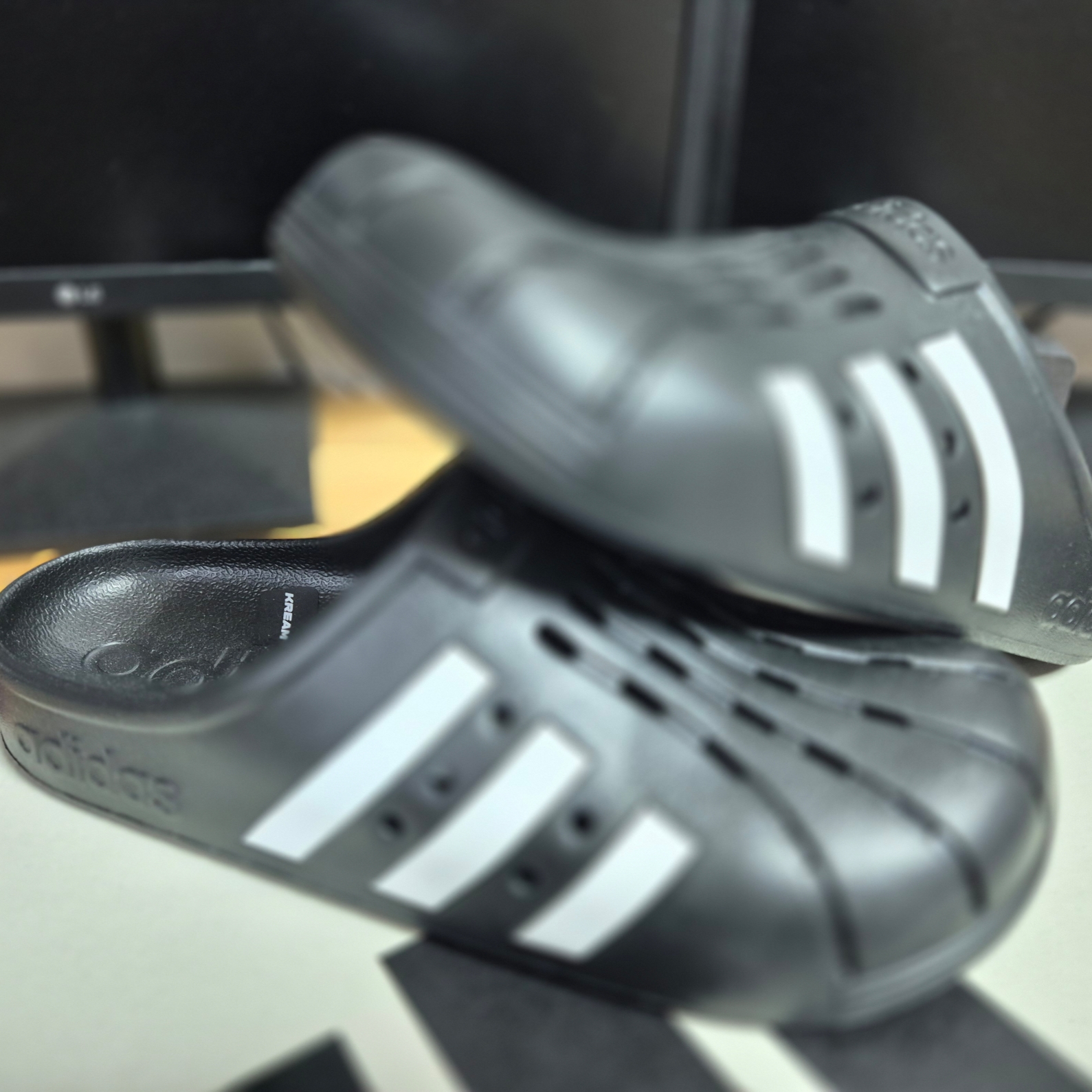 Adidas Adilette Clog Black White 착용 스타일 - 2