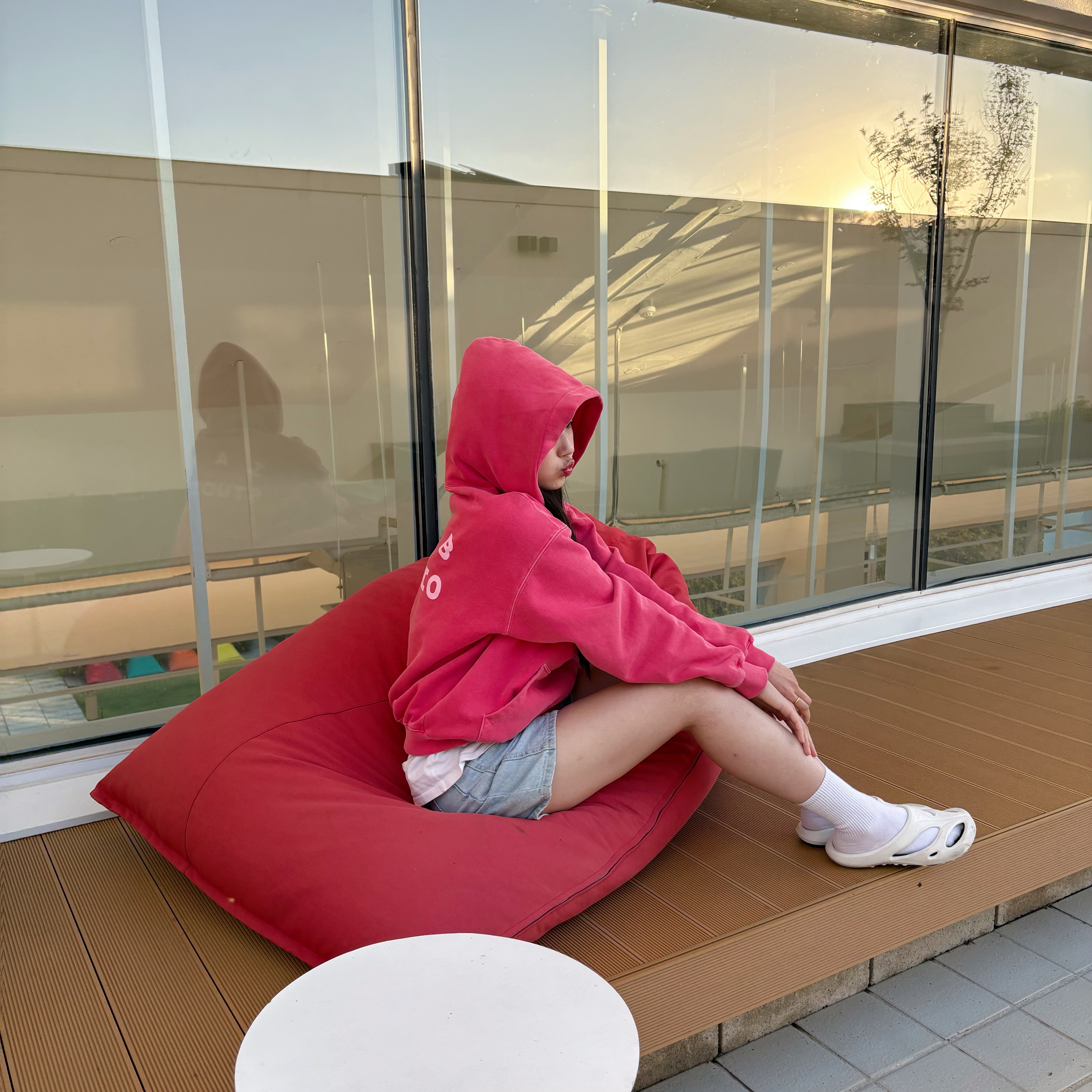 IAB Studio Pigment Hoodie Coral 착용 스타일 - 2