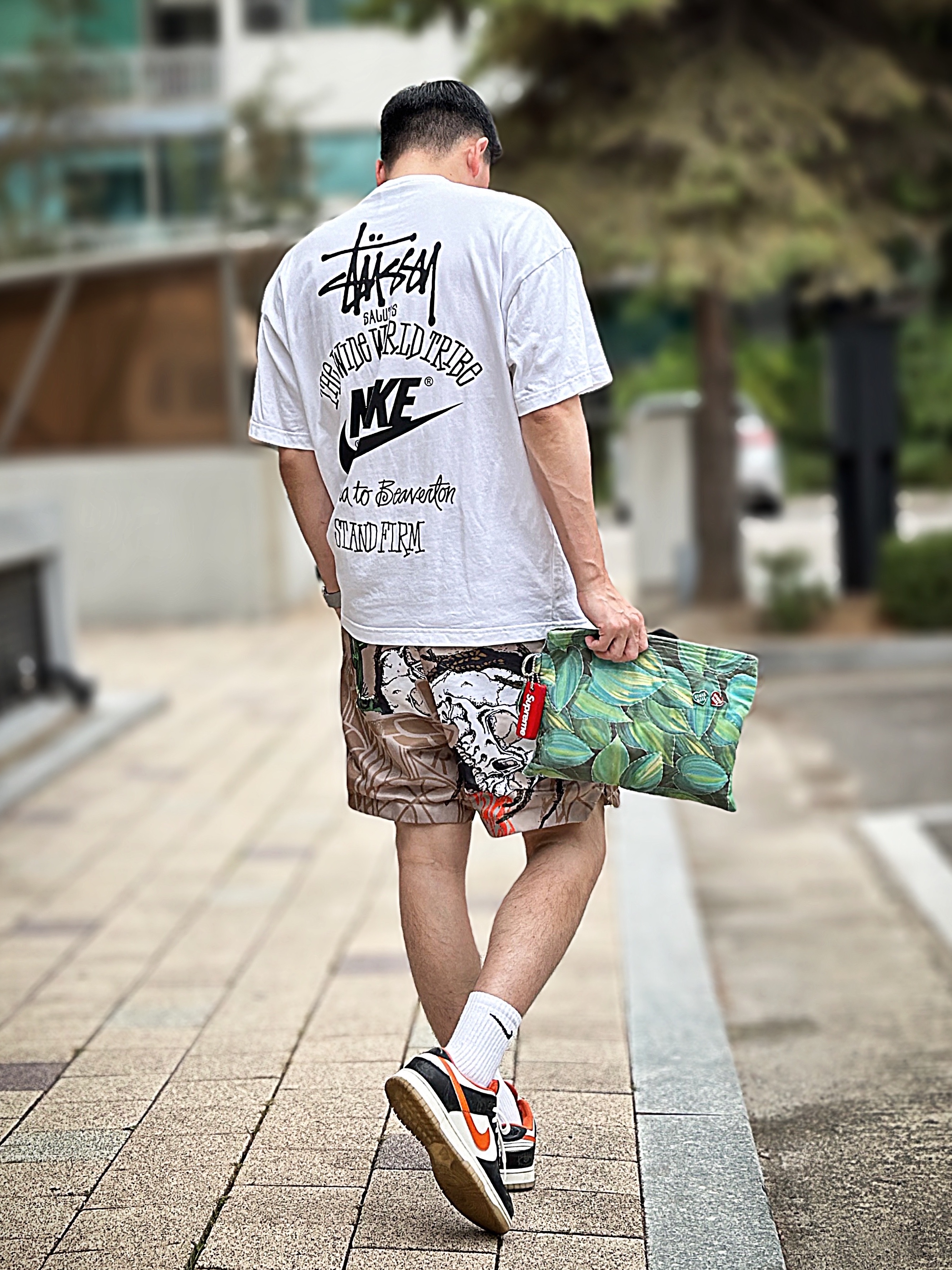 Nike x Stussy T-Shirt White (DV1774-100), Jordan x Travis Scott Pool Shorts - Asia 착용 스타일