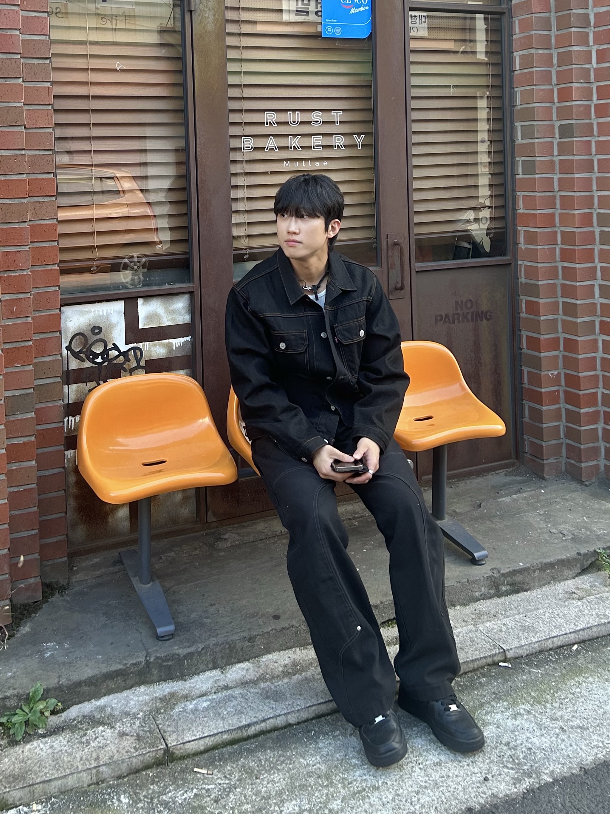 Stussy x Levi's Crispy Rinse Trucker Jacket Black, Nike Air Force 1 '07 Low Triple Black 착용 스타일 - 1