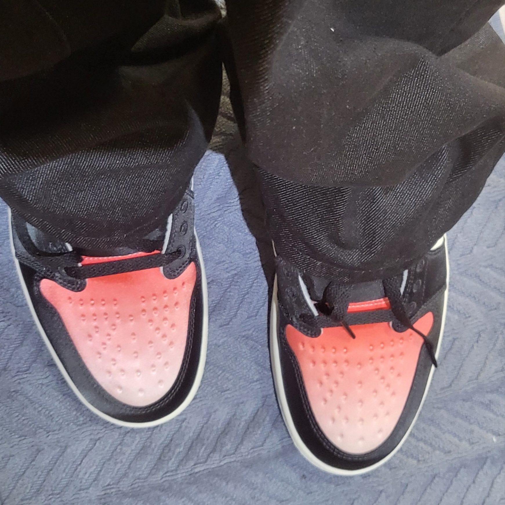 Jordan 1 x Paris Saint-Germain Retro Low OG Sail and Off Noir 착용 스타일 - 1