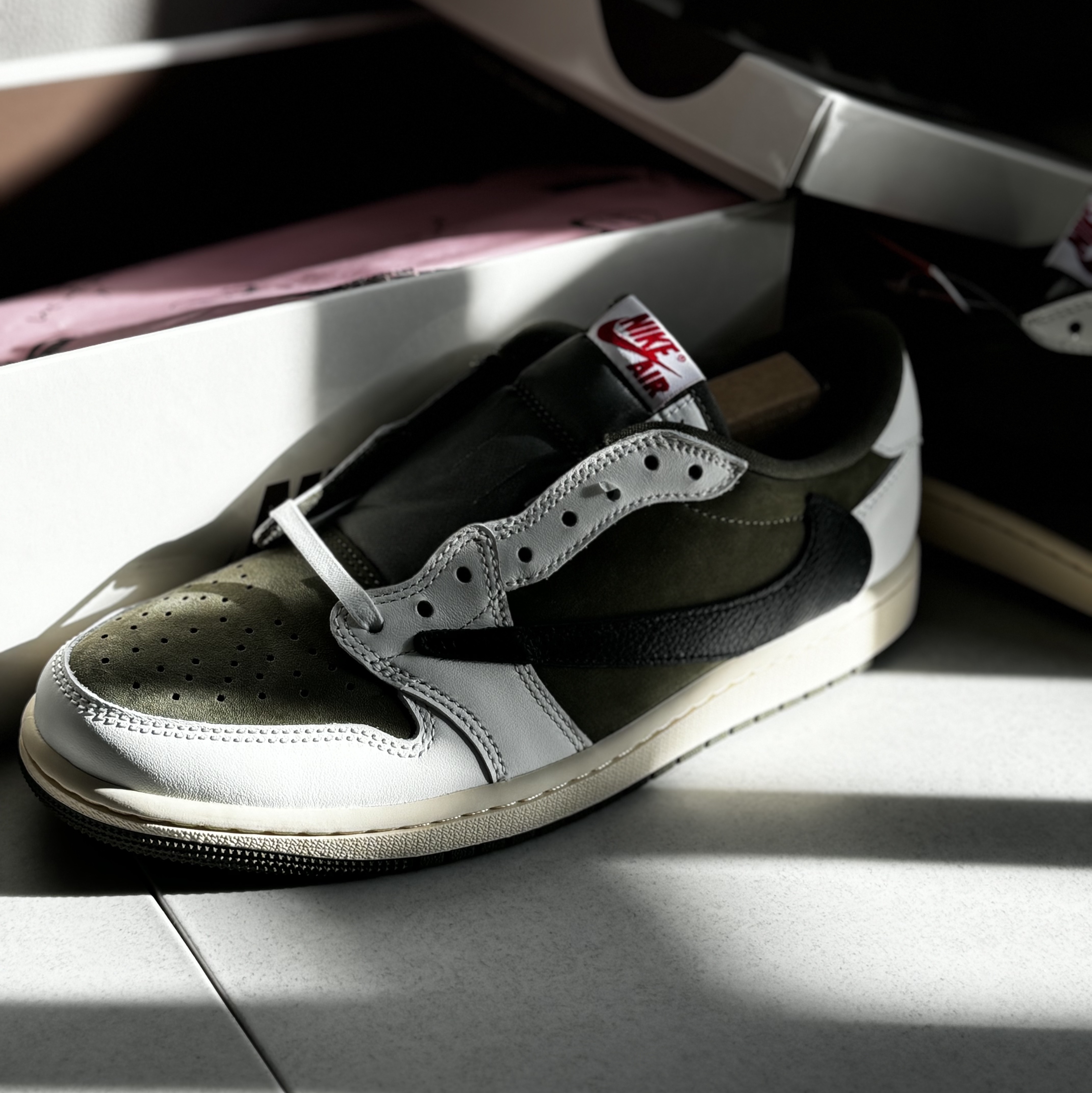 Jordan 1 x Travis Scott Retro Low OG SP Reverse Olive 착용 스타일 - 2