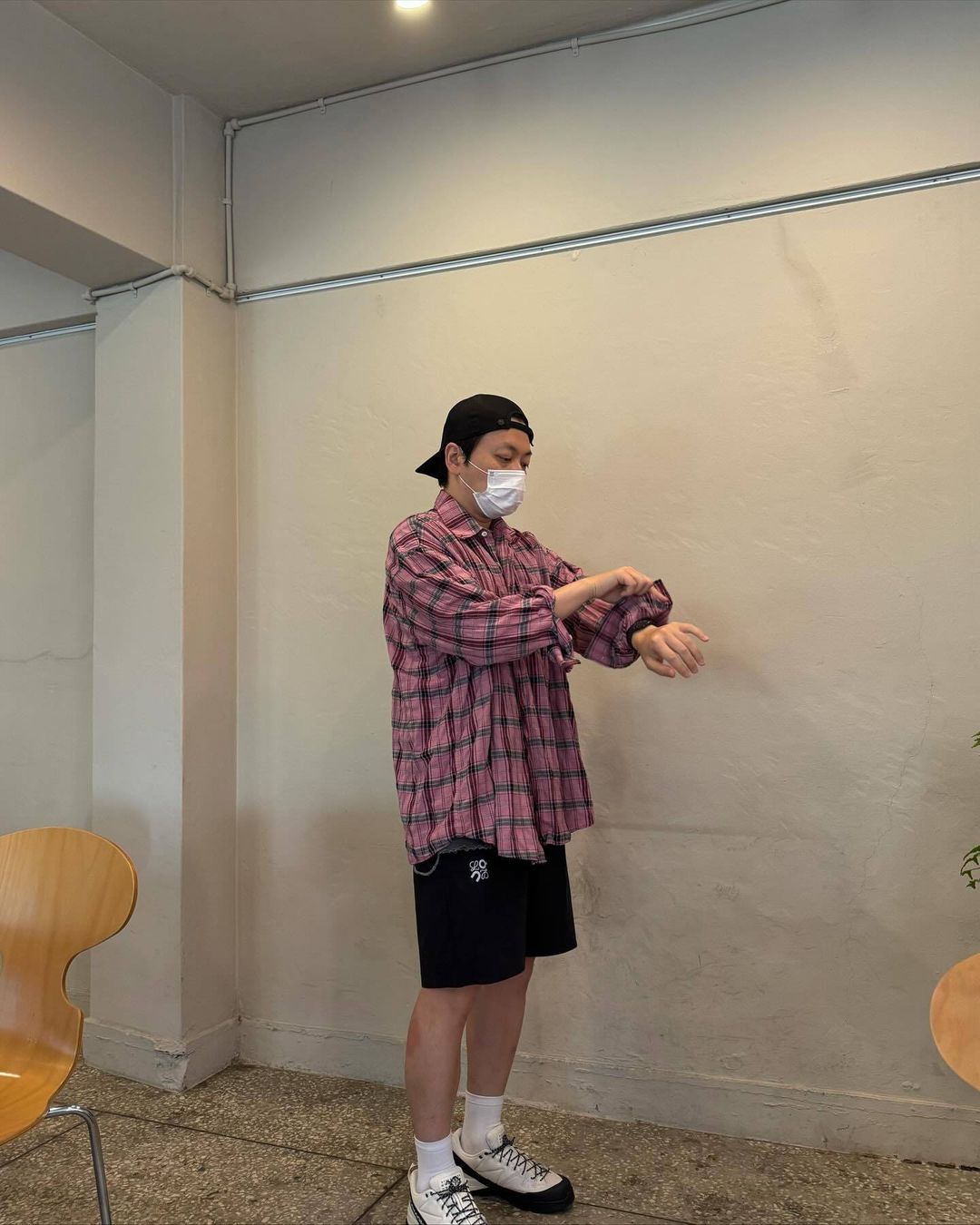 Auralee Super Light Wool Check Shirt Beige Blue Check - 24AW, Auralee Super Light Wool Check Shirt Charcoal Grey Check - 24AW 착용 스타일 - 4