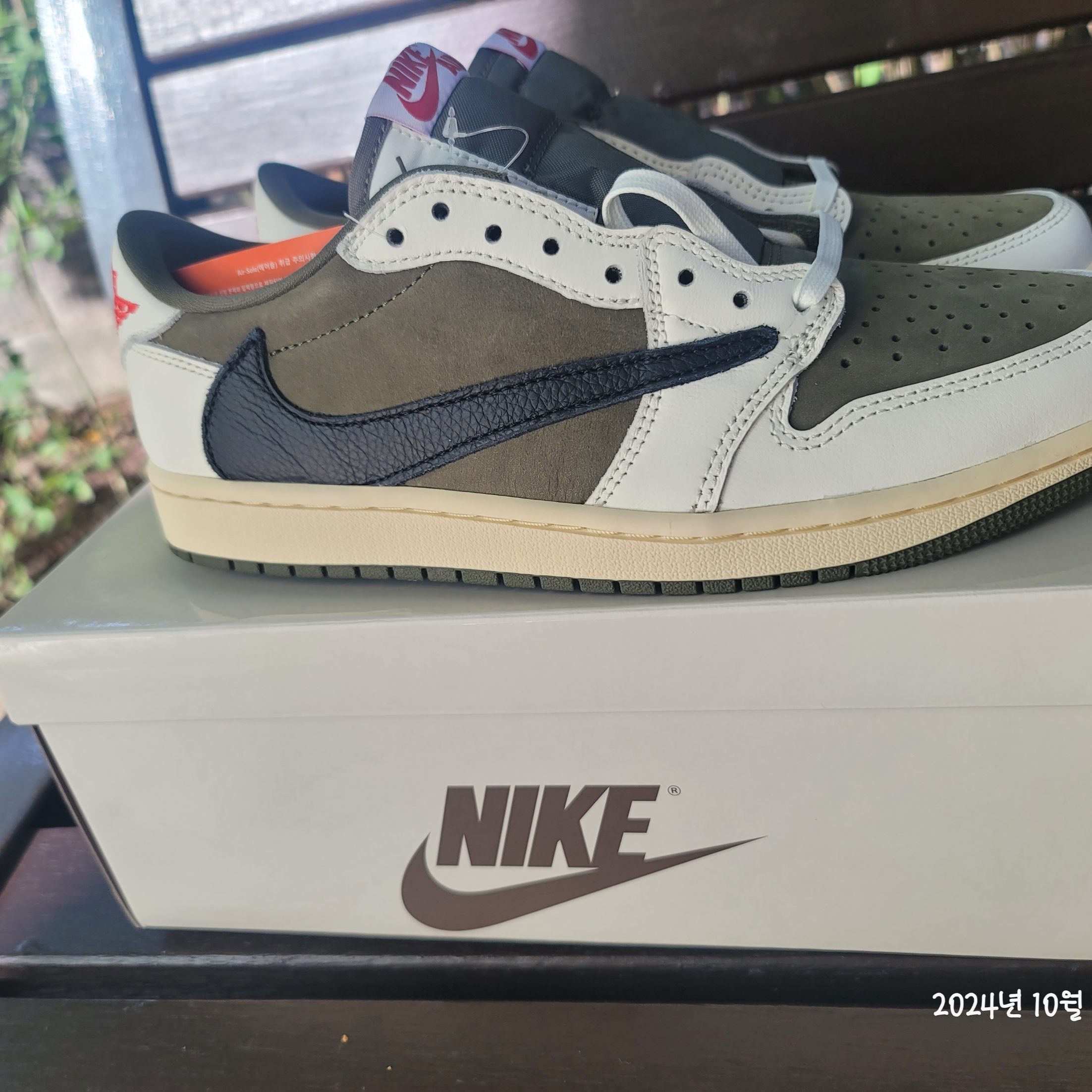 Jordan 1 x Travis Scott Retro Low OG SP Reverse Olive 착용 스타일 - 2
