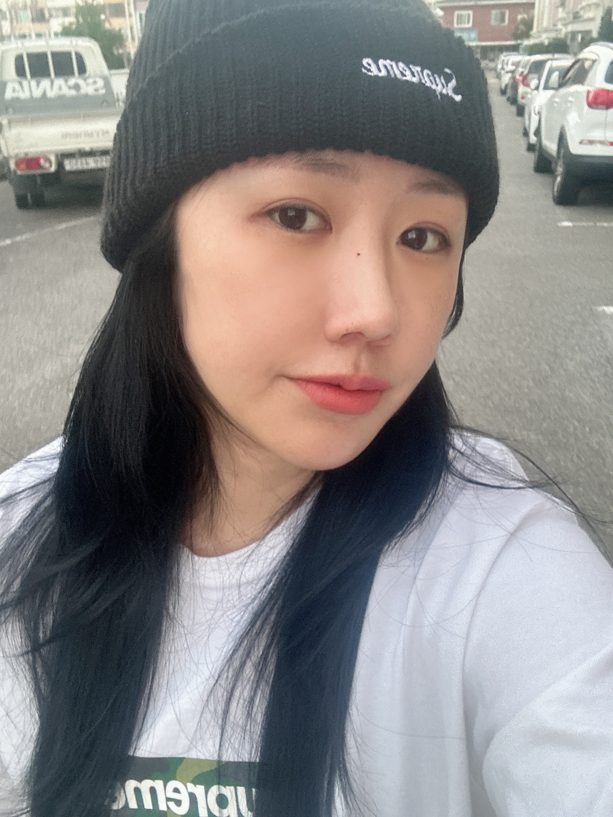 Supreme Box Logo T-Shirt White - 23FW, Supreme Loose Gauge Beanie Black 착용 스타일 - 2