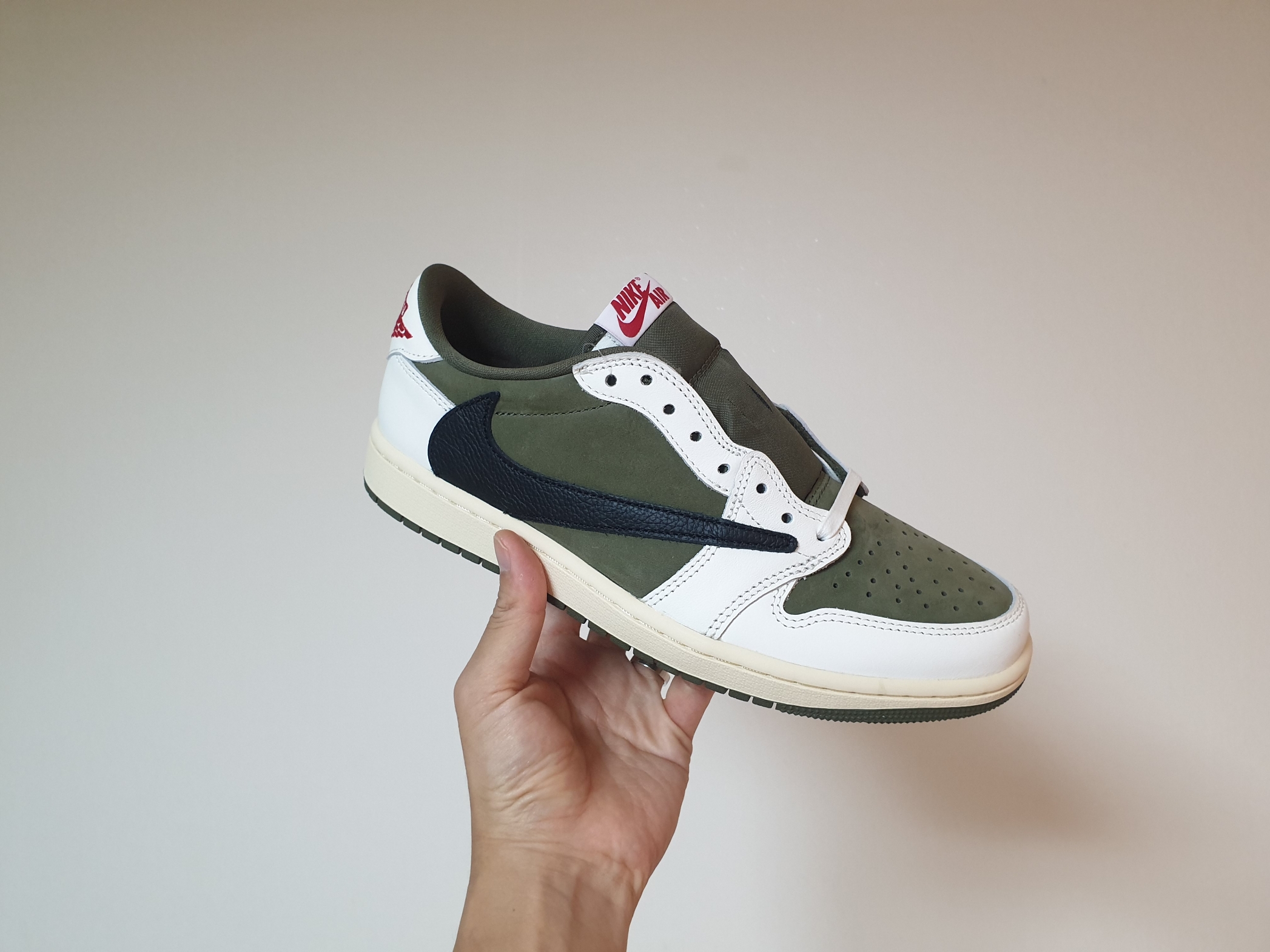 Jordan 1 x Travis Scott Retro Low OG SP Reverse Olive 착용 스타일 - 1