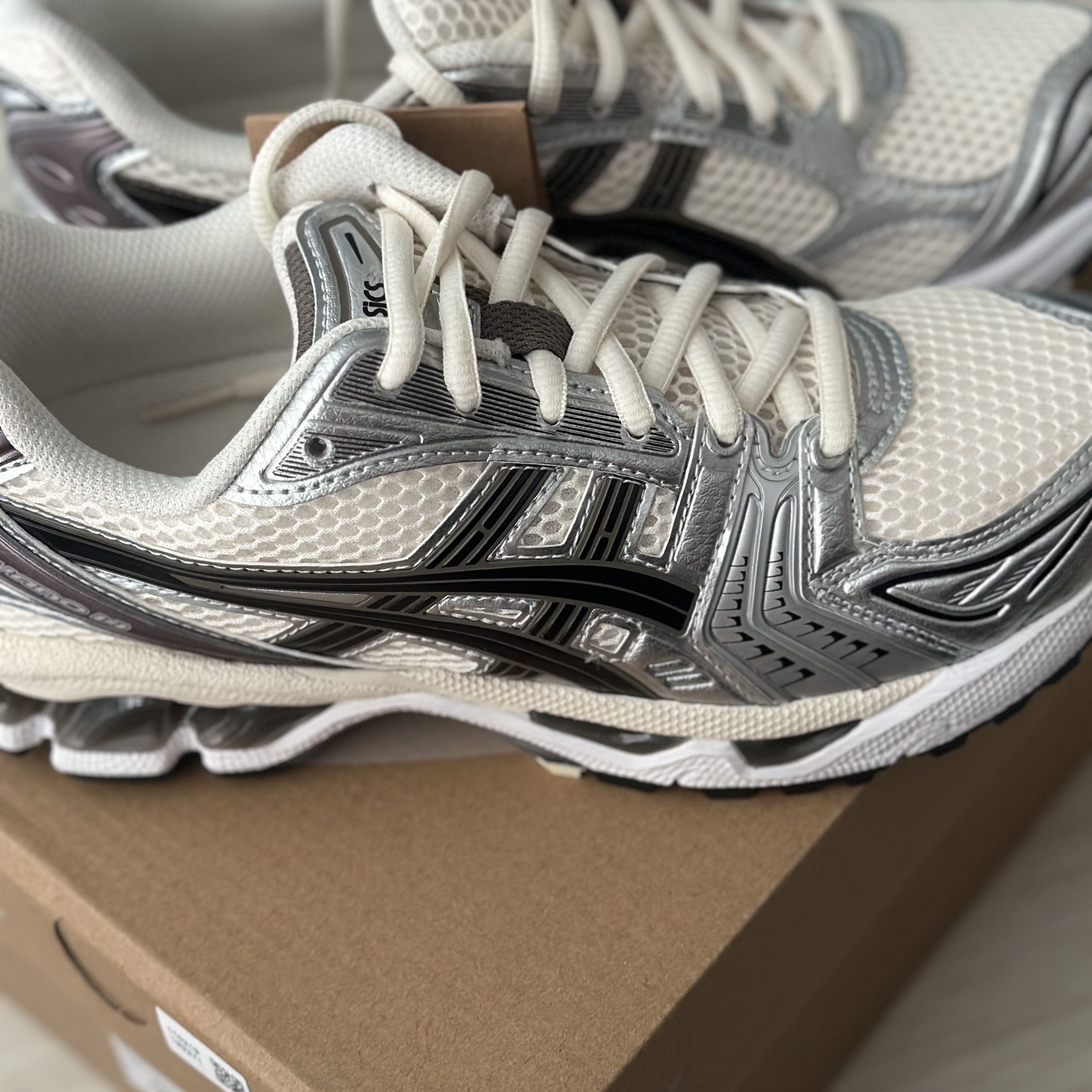 Asics Gel-Kayano 14 Cream Black 착용 스타일