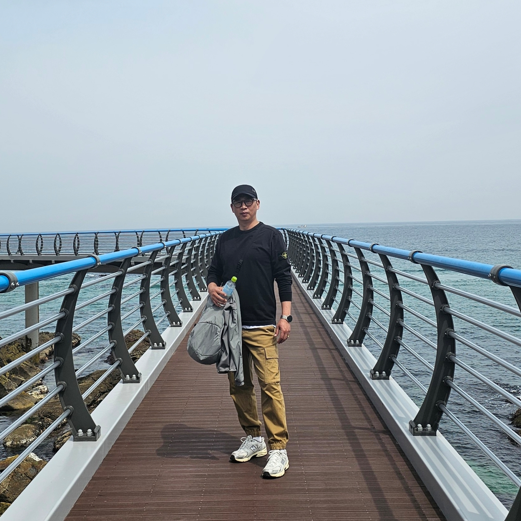 Stone Island 64450 Long Sleeve Crewneck Sweatshirt Black - 21FW, Arc'teryx Atom LT Hoody Void 착용 스타일