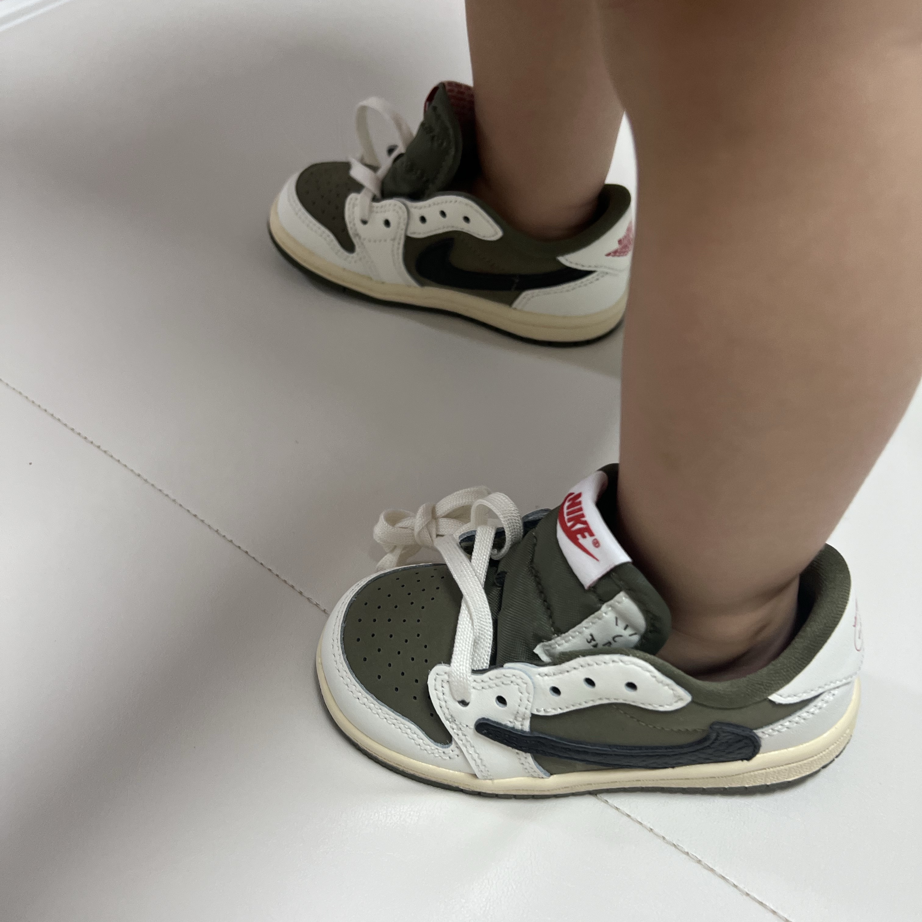 (TD) Jordan 1 x Travis Scott Retro Low OG SP Reverse Olive, Jordan 1 x Travis Scott Retro Low OG SP Reverse Olive 착용 스타일 - 1