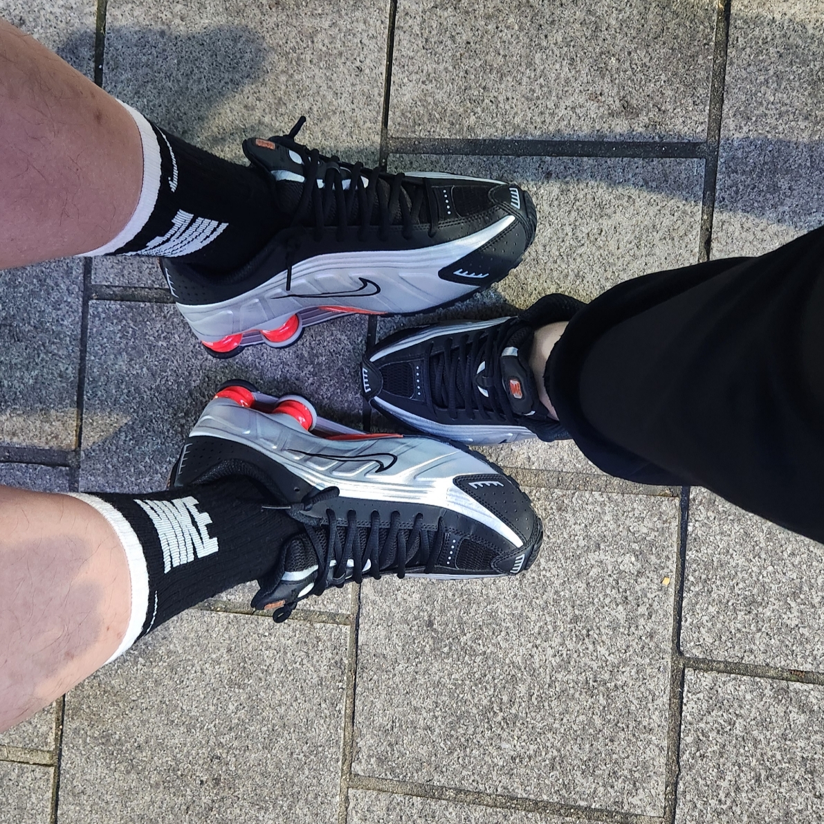 Nike Shox R4 Black and Metallic Silver 착용 스타일 - 1