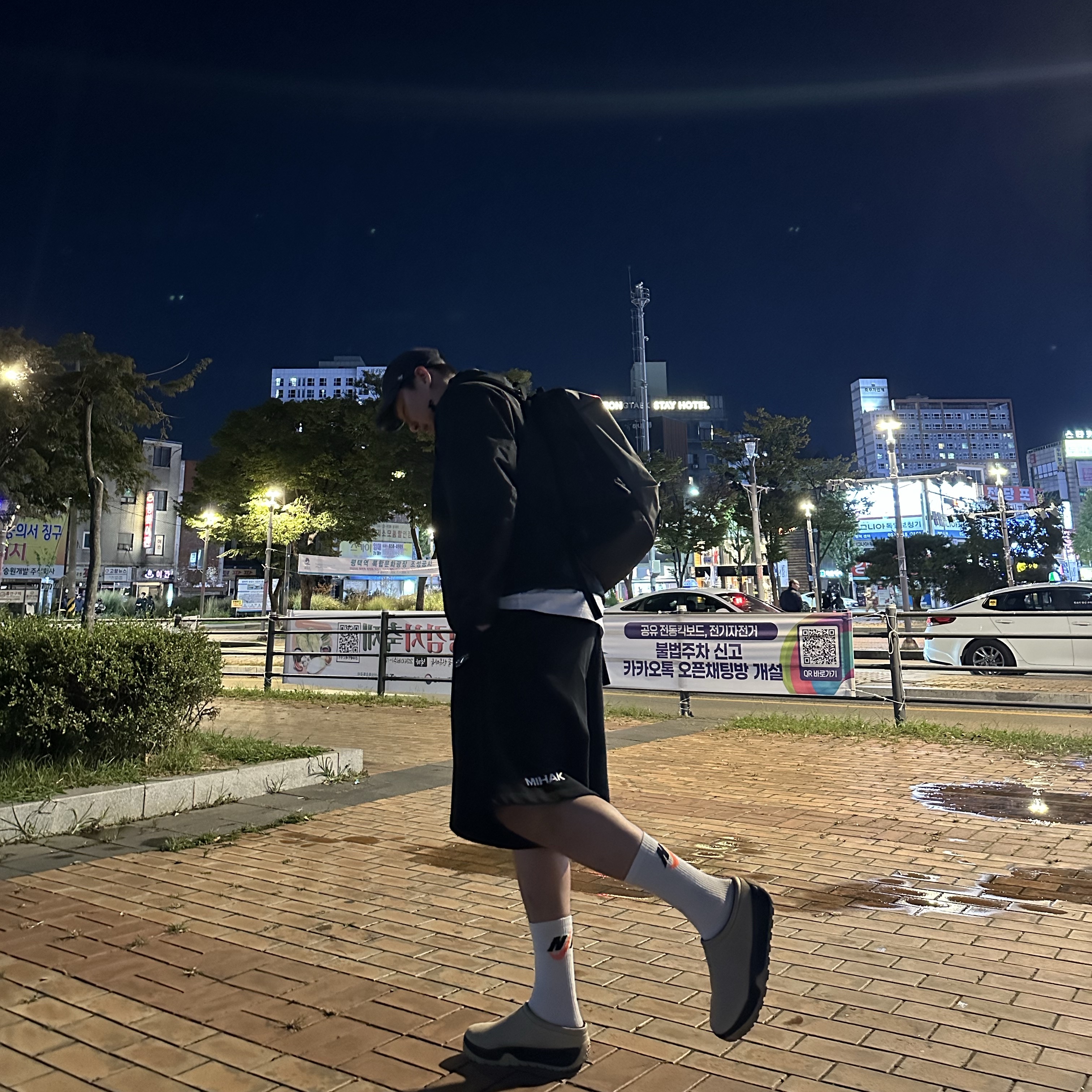 Oakley Remix Dad Hat Blackout, Nike ACG Rufus Limestone and Black 착용 스타일 - 3
