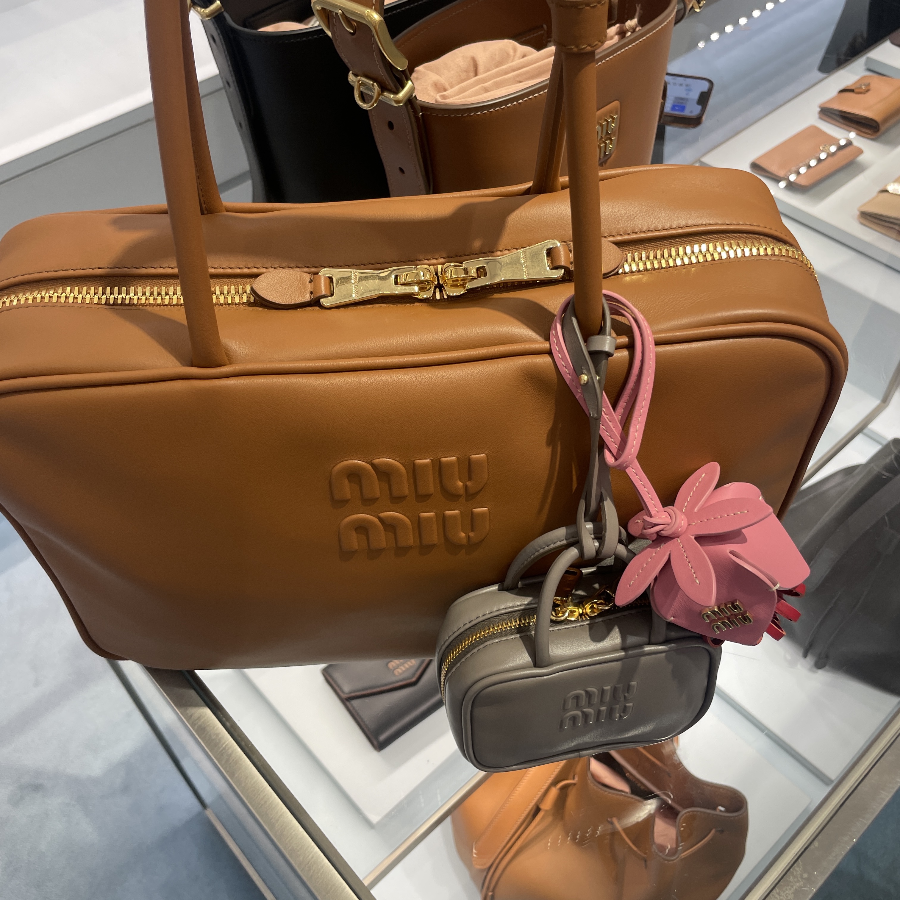 Miu Miu Leather Top Handle Bag Cognac 착용 스타일