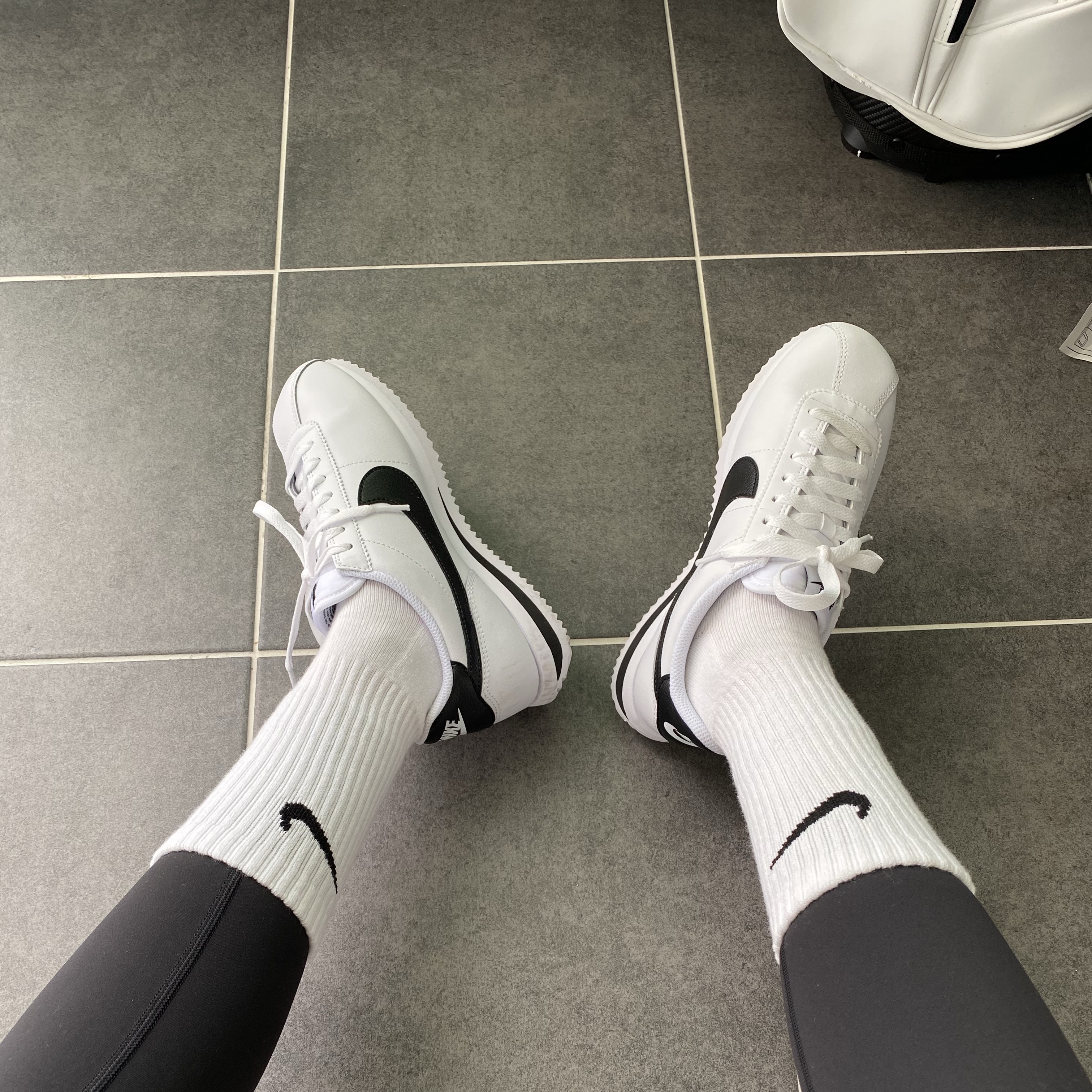 (W) Nike Cortez Leather White Black 착용 스타일 - 2