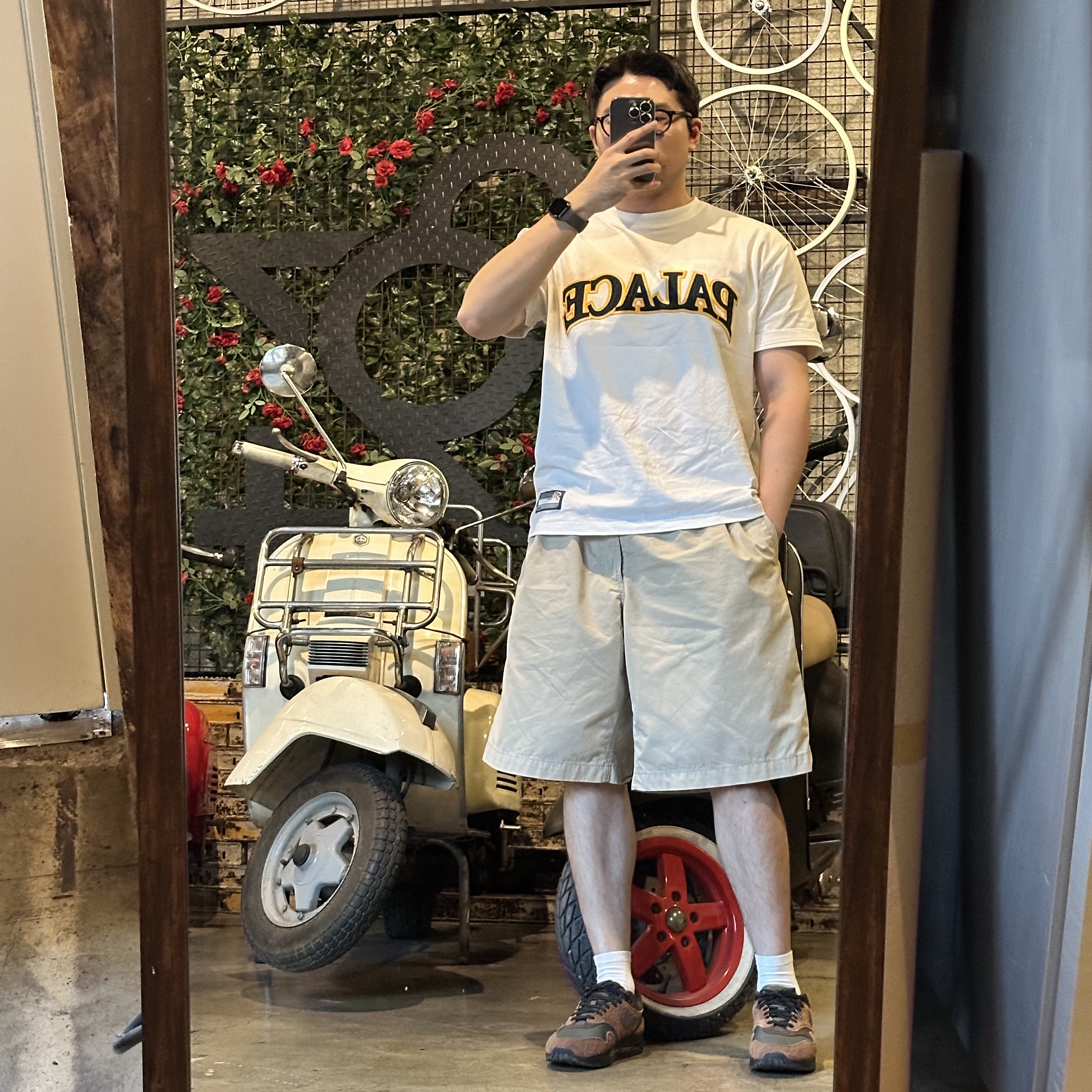 Palace Arc Applique T-Shirt White - 24SS 착용 스타일