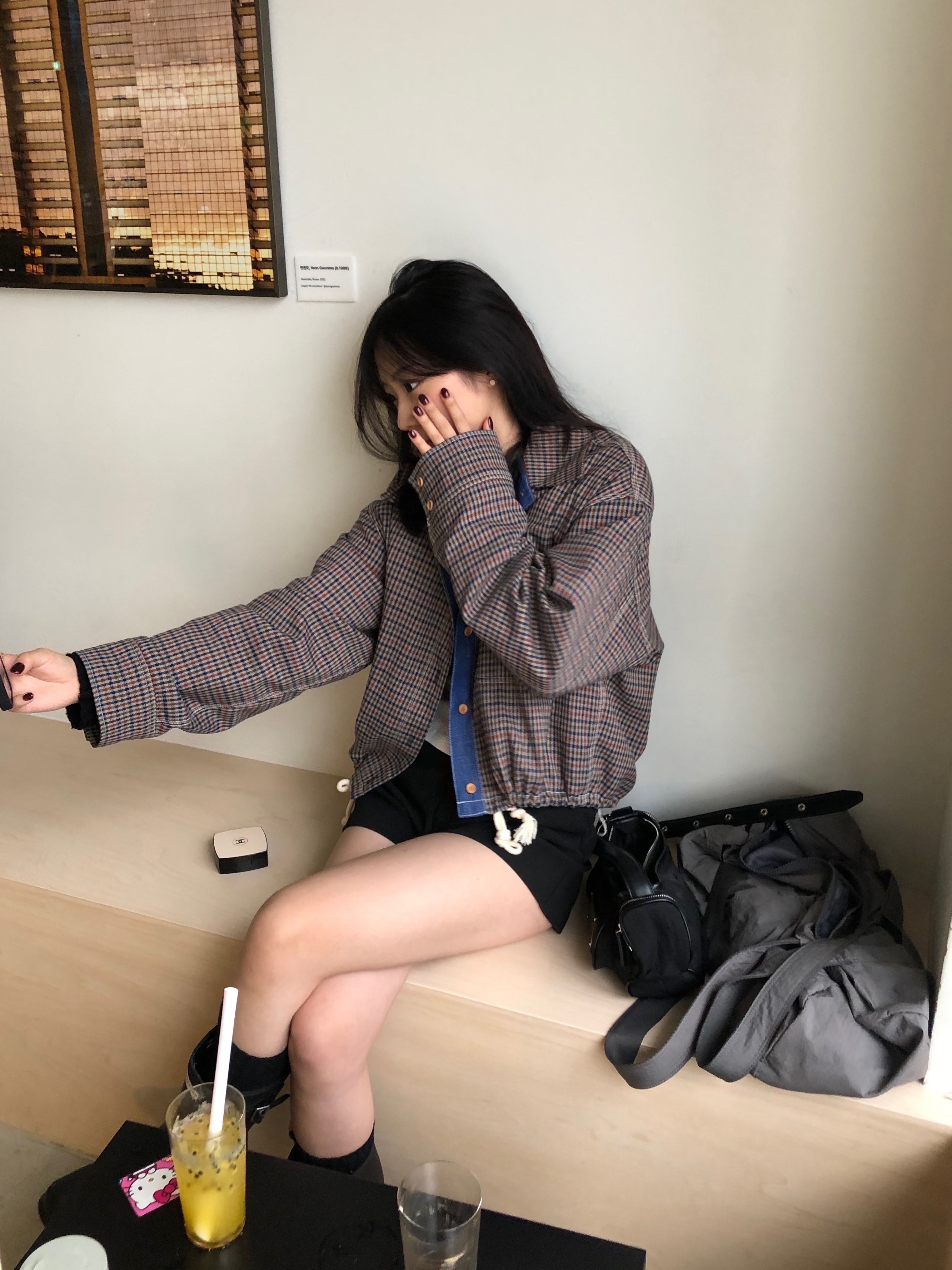 Matin Kim Logo Sporty Duffel Bag Grey, Matin Kim Madeleine Round Bag Black 착용 스타일
