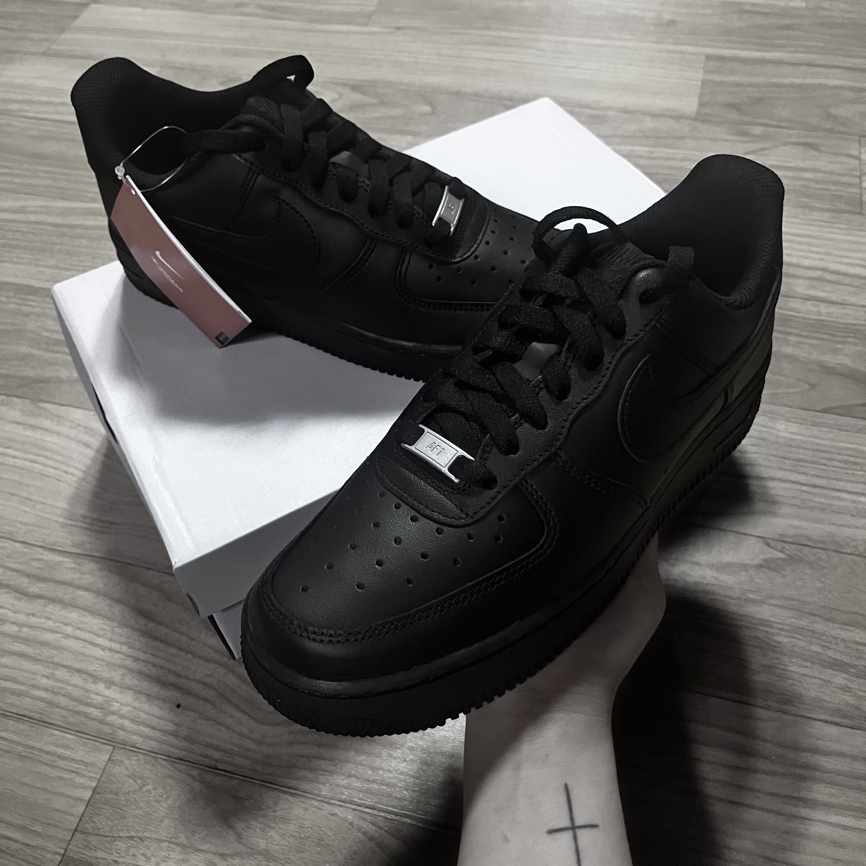 Nike Air Force 1 '07 Low Triple Black 착용 스타일