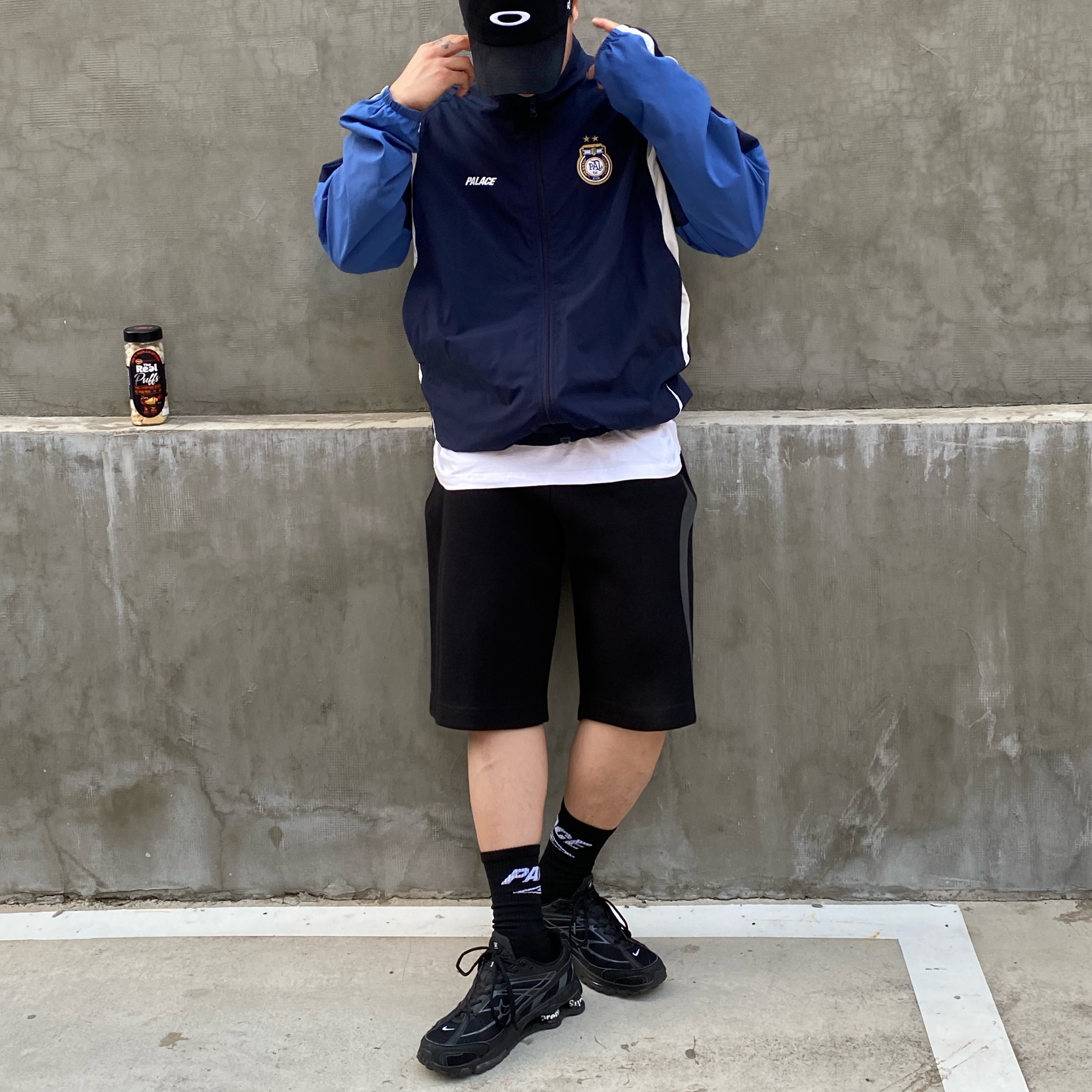 Palace Pro Shell Jacket Navy - 23FW, Palace x Umbro Socks Black - 24SS 착용 스타일 - 2