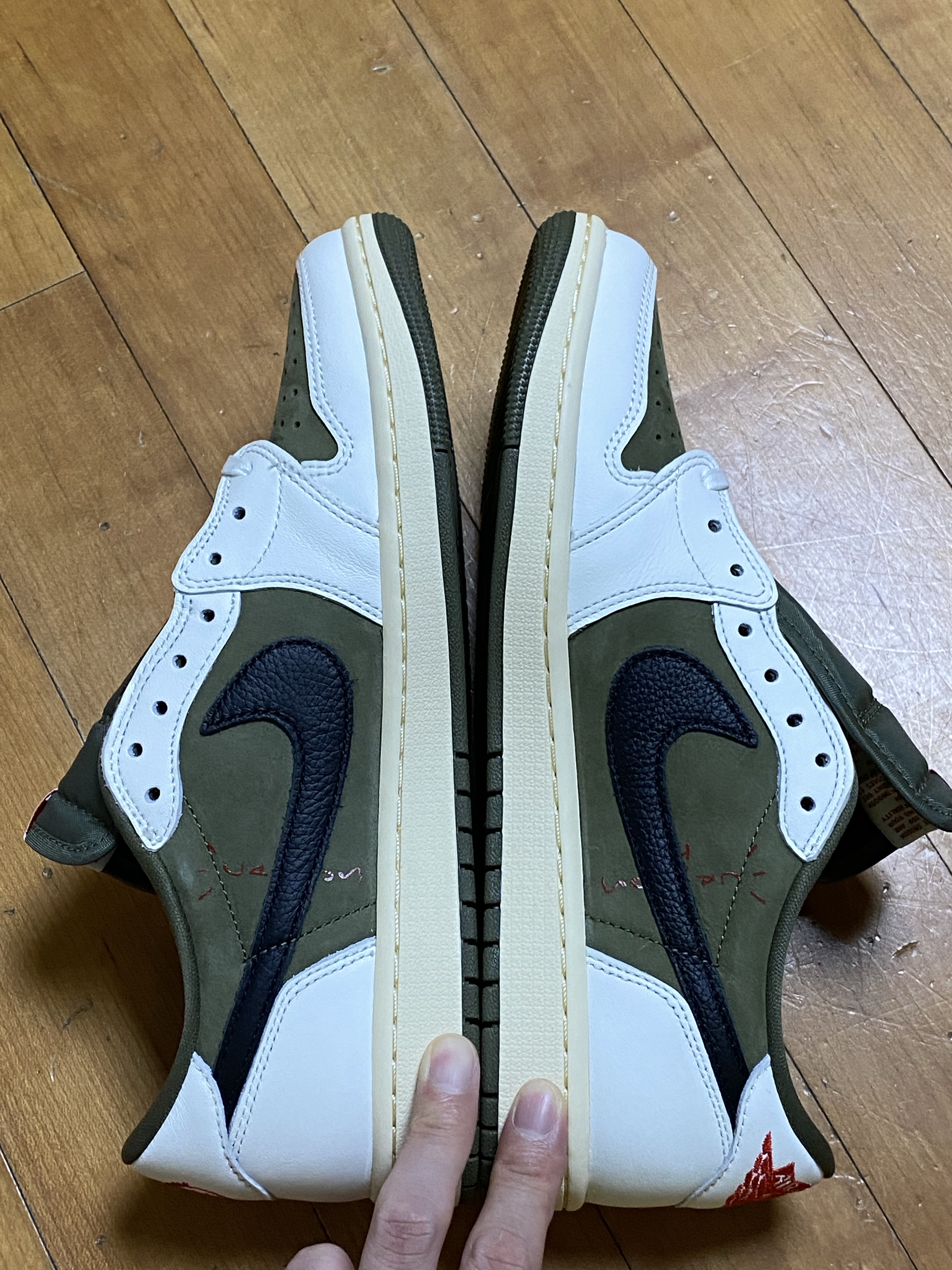 Jordan 1 x Travis Scott Retro Low OG SP Reverse Olive 착용 스타일 - 3
