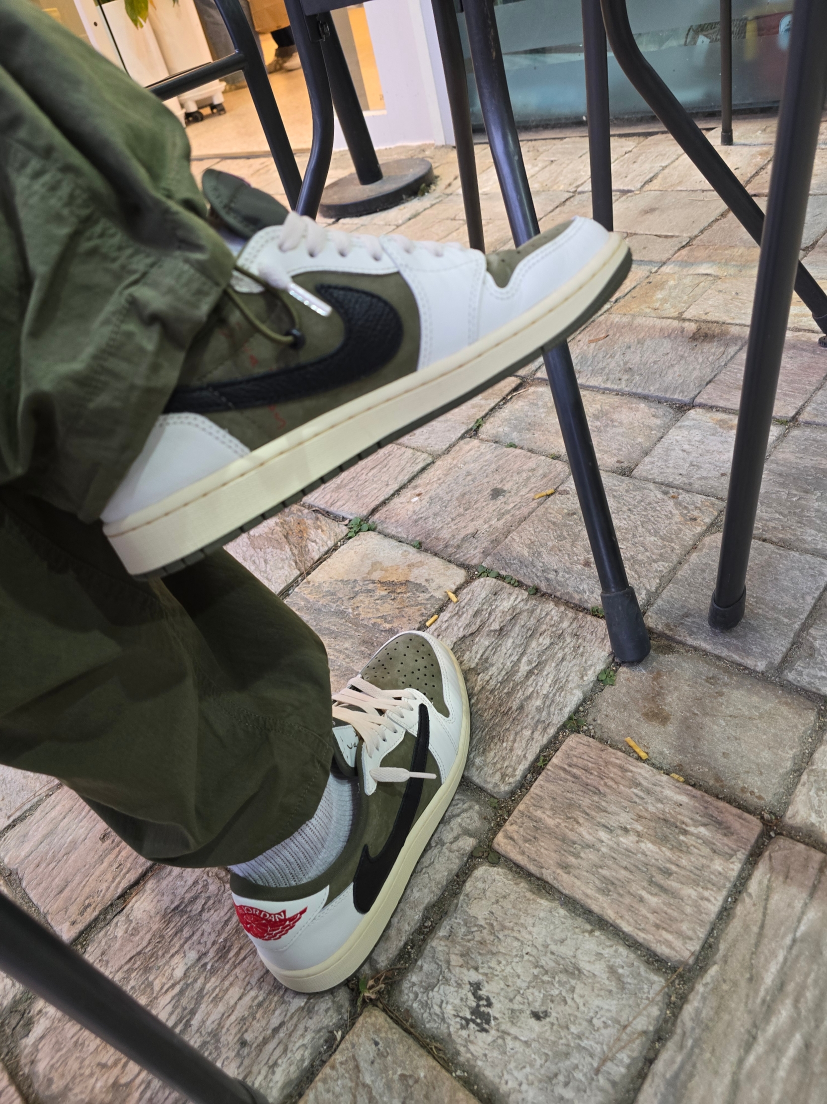 Jordan 1 x Travis Scott Retro Low OG SP Reverse Olive 착용 스타일 - 1