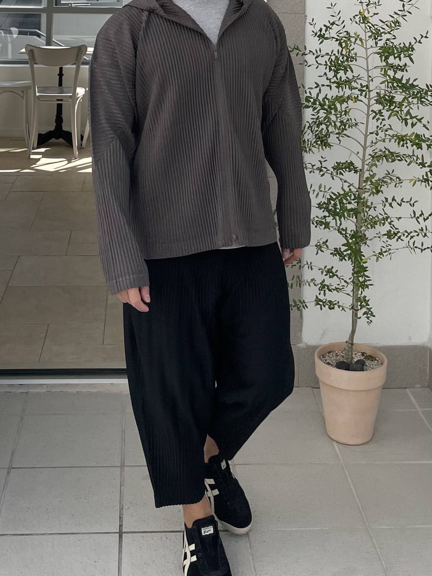 Homme Plisse Issey Miyake MC April Jacket Dark Khaki, Onitsuka Tiger Mexico 66 Slip-On Black Putty 착용 스타일 - 2