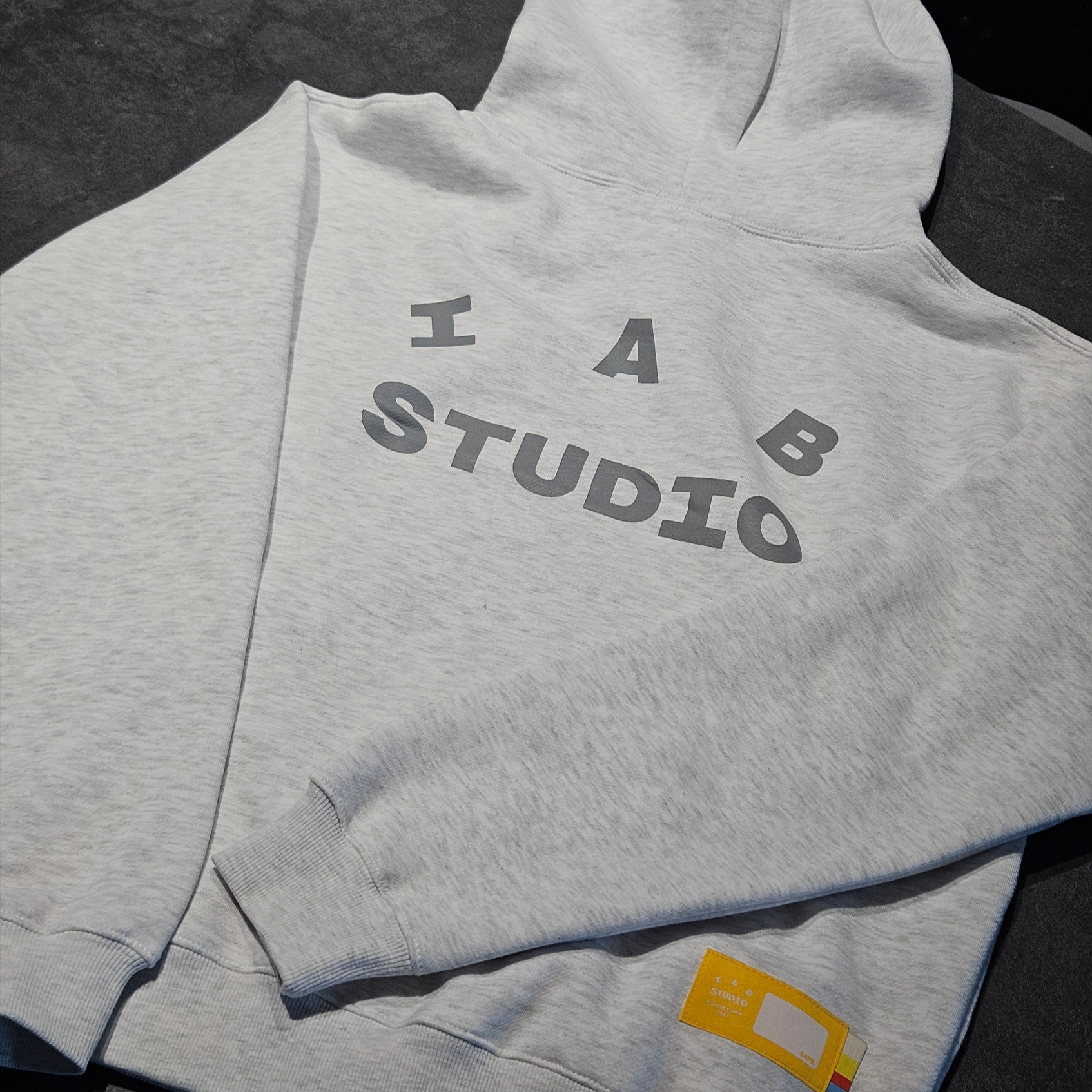 IAB Studio Hoodie Light Gray 착용 스타일 - 3