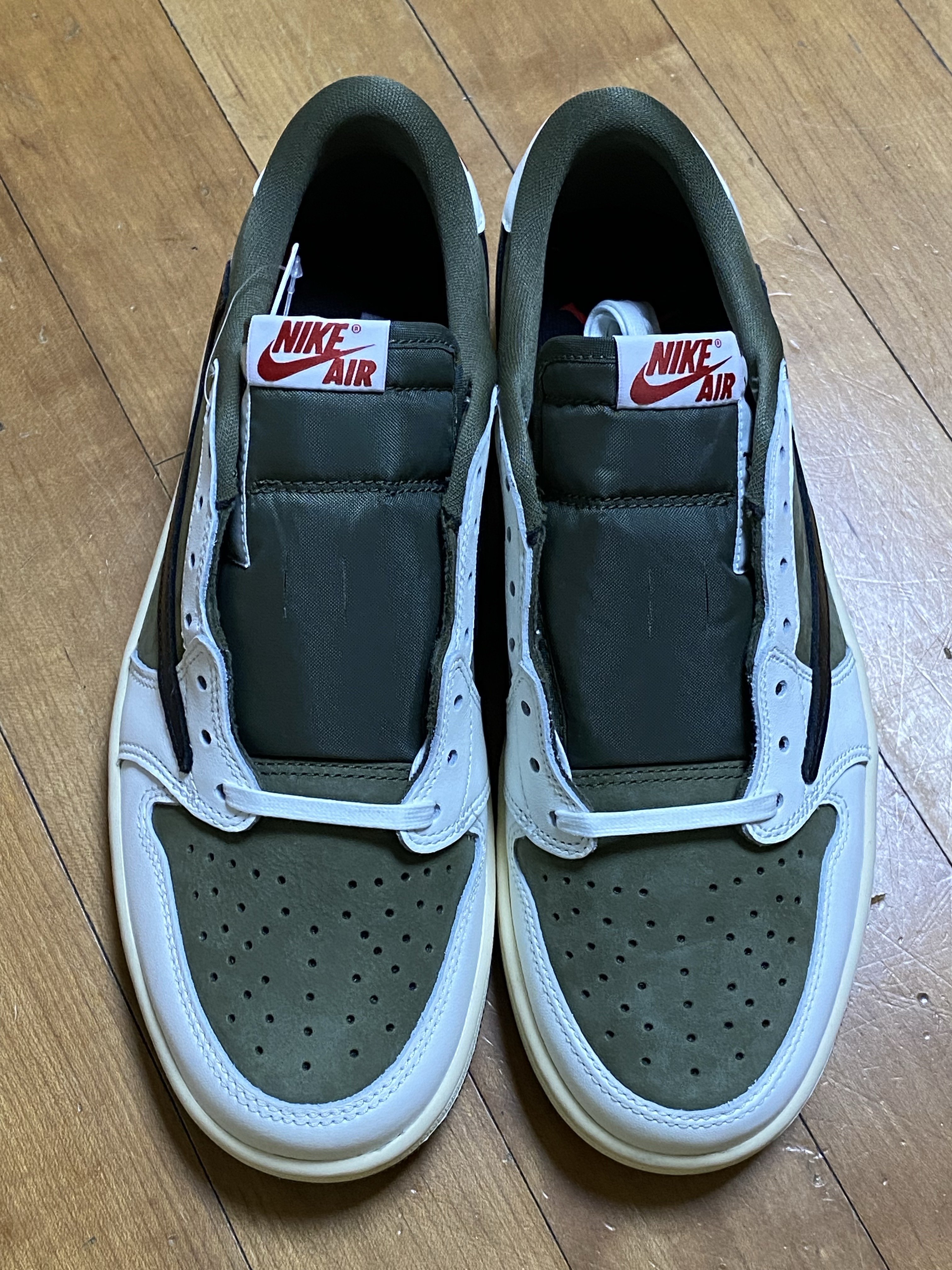 Jordan 1 x Travis Scott Retro Low OG SP Reverse Olive 착용 스타일 - 4