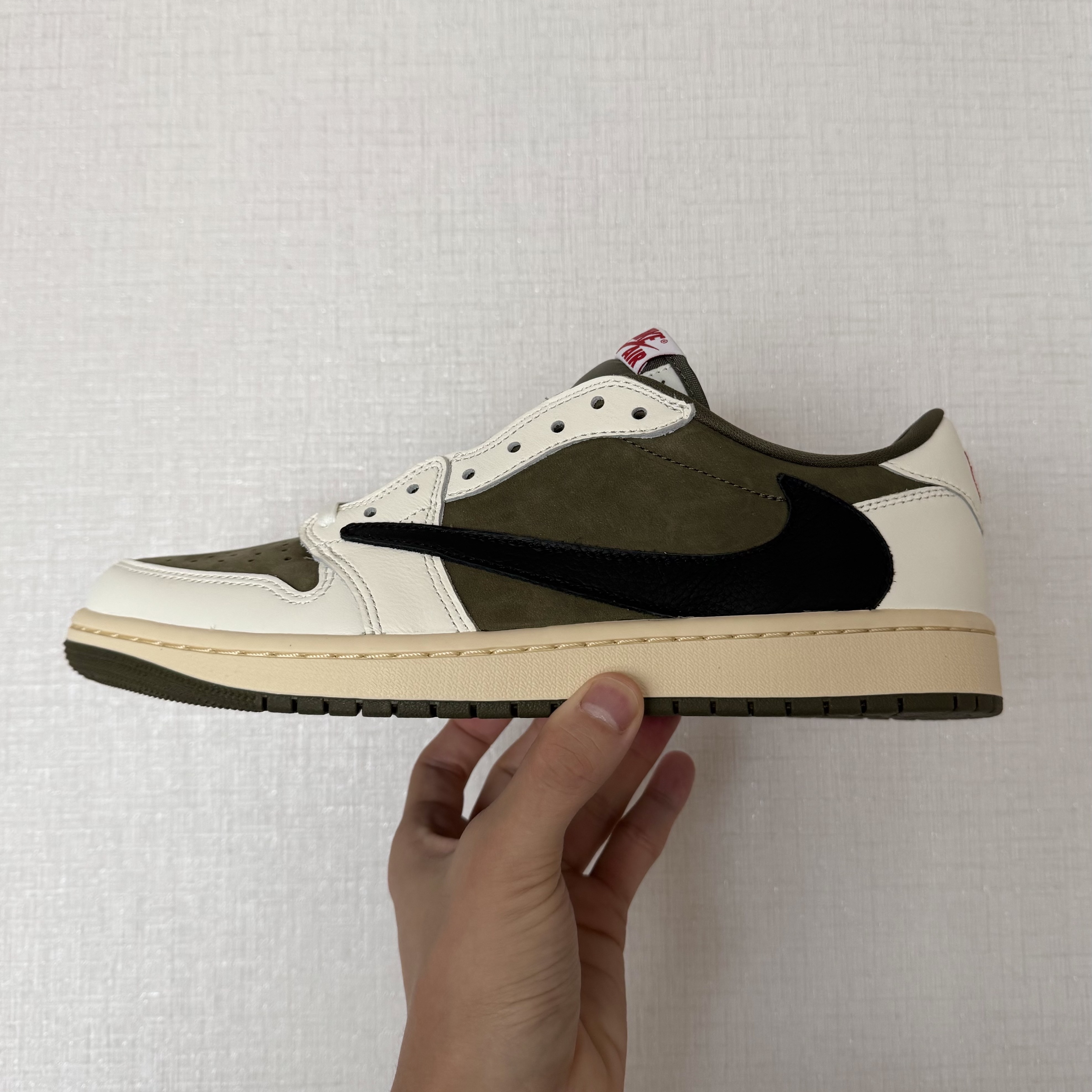 Jordan 1 x Travis Scott Retro Low OG SP Reverse Olive 착용 스타일