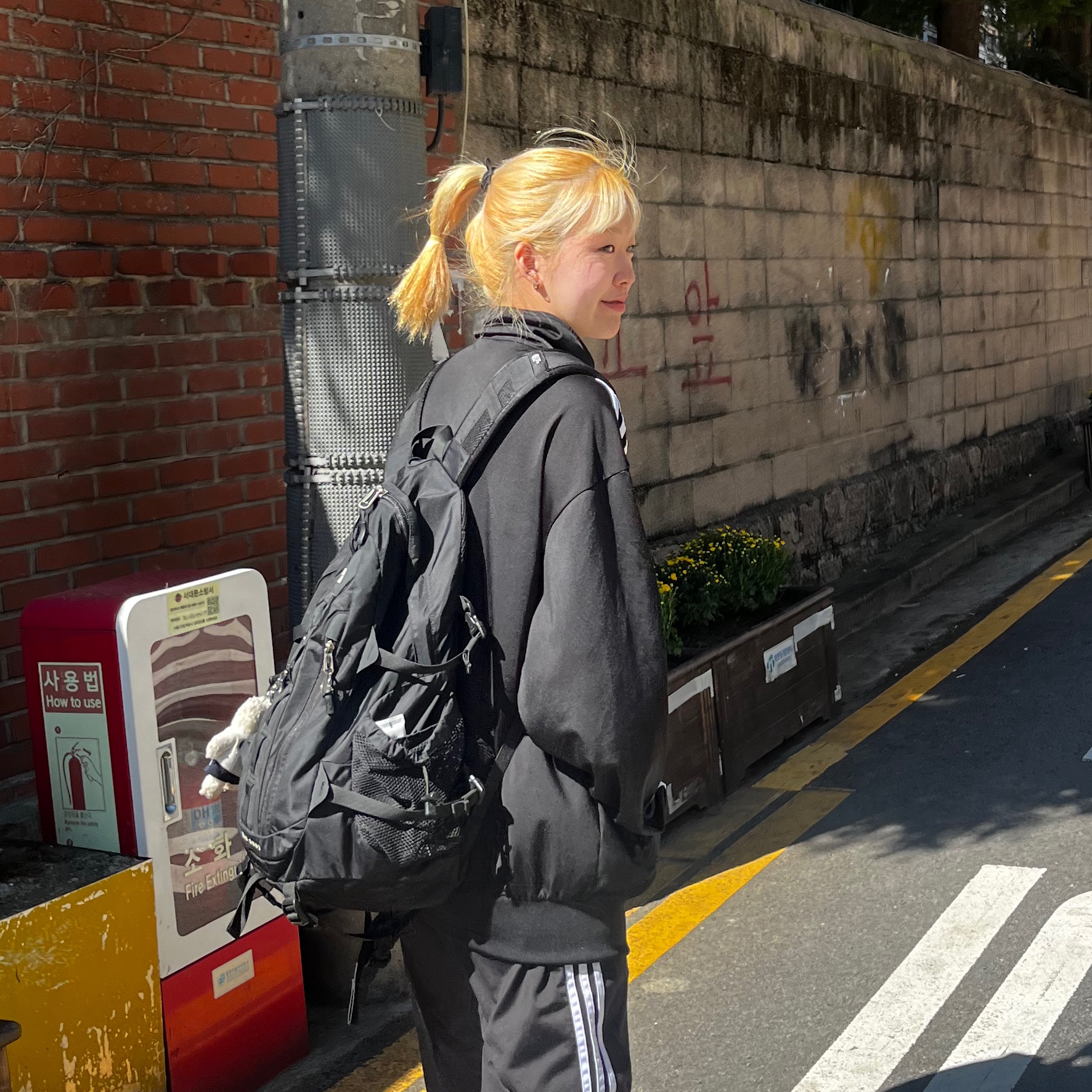 Monamhee x NOS7 SON.hee Keyring Cream, The North Face Big Shot Black 착용 스타일 - 4
