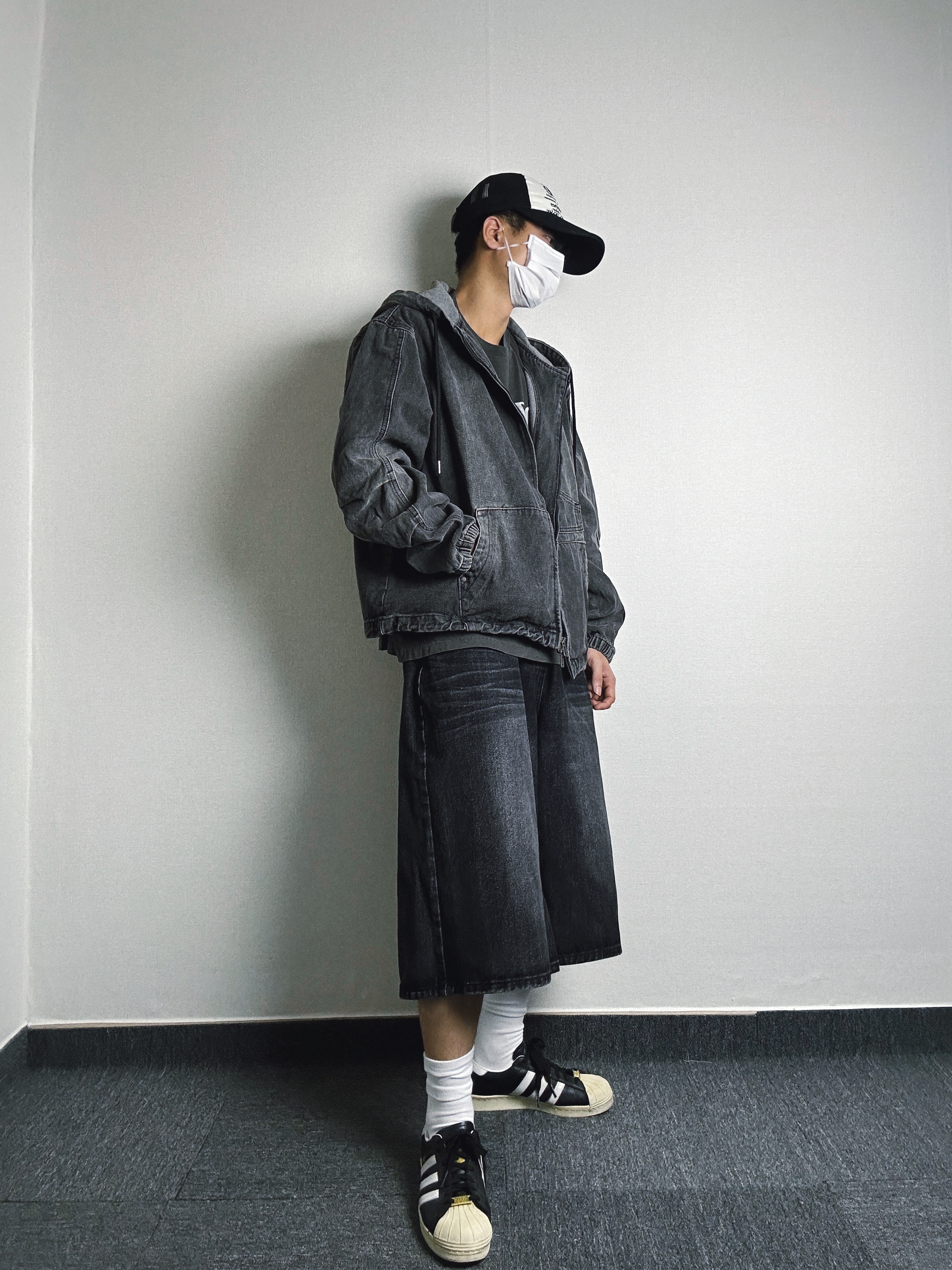 Adidas x BAPE Superstar 80s Core Black Off White 착용 스타일 - 3