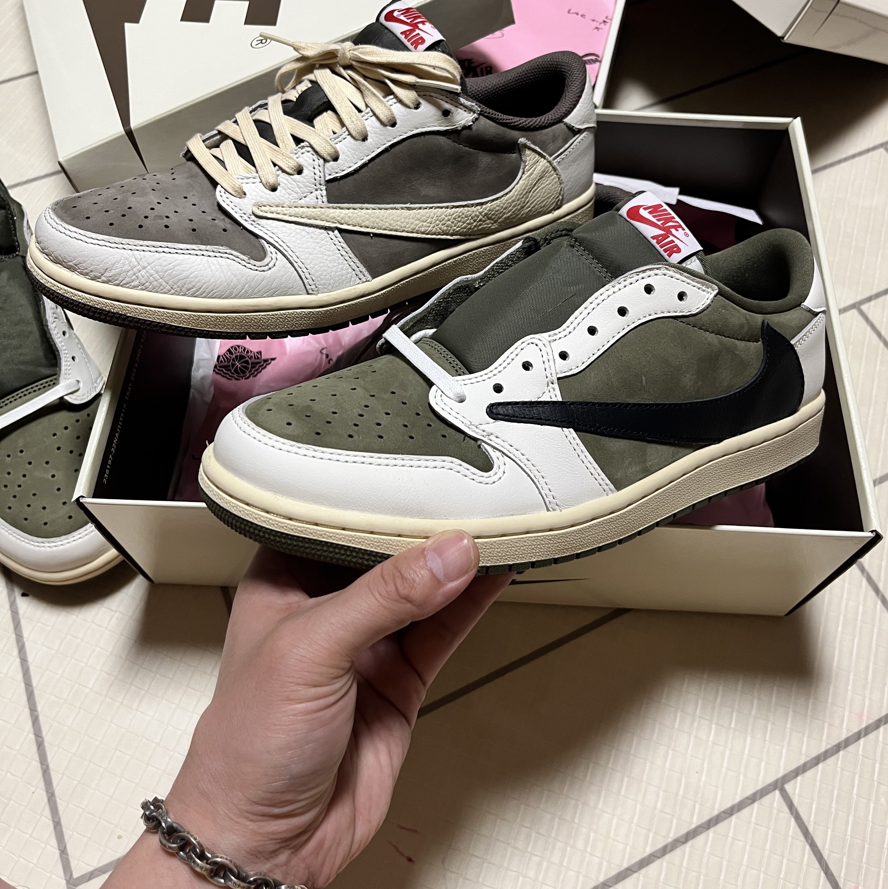Jordan 1 x Travis Scott Retro Low OG SP Sail and Ridgerock, Jordan 1 x Travis Scott Retro Low OG SP Reverse Olive 착용 스타일 - 2