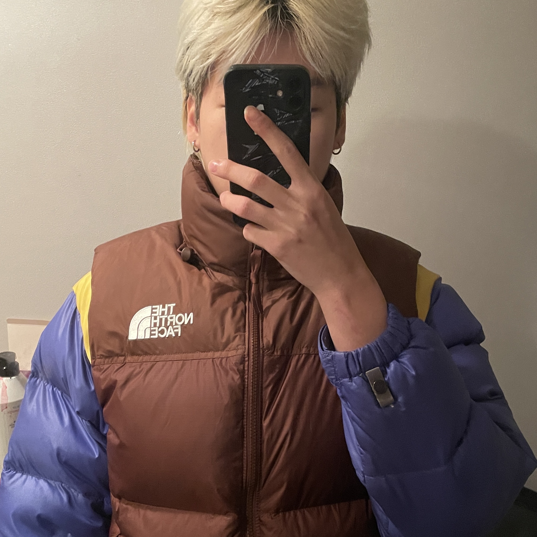 The North Face 1996 Retro Nuptse Vest Dark Oak 착용 스타일 - 2