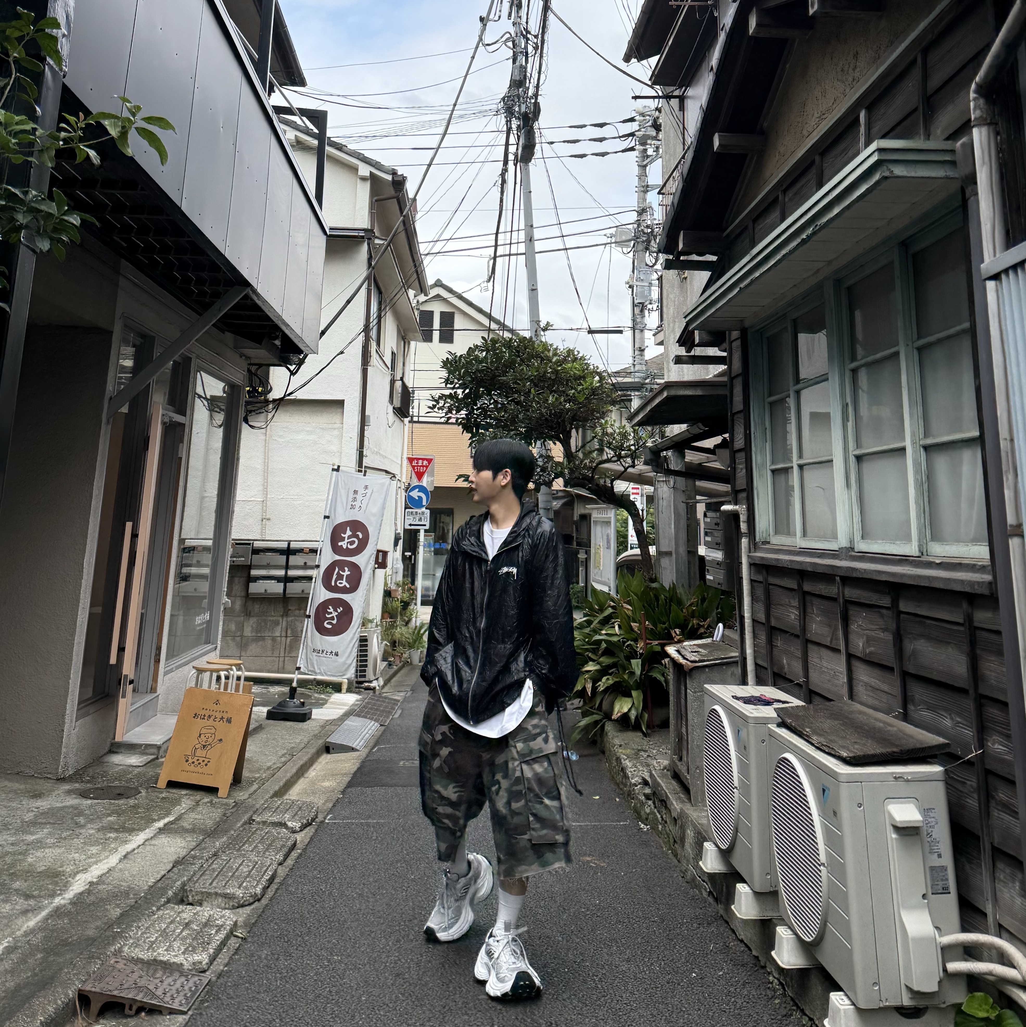 Stussy Beach Shell Wrinkled Nylon Jacket Black, Balenciaga 10XL Sneakers White Grey Silver Black 착용 스타일