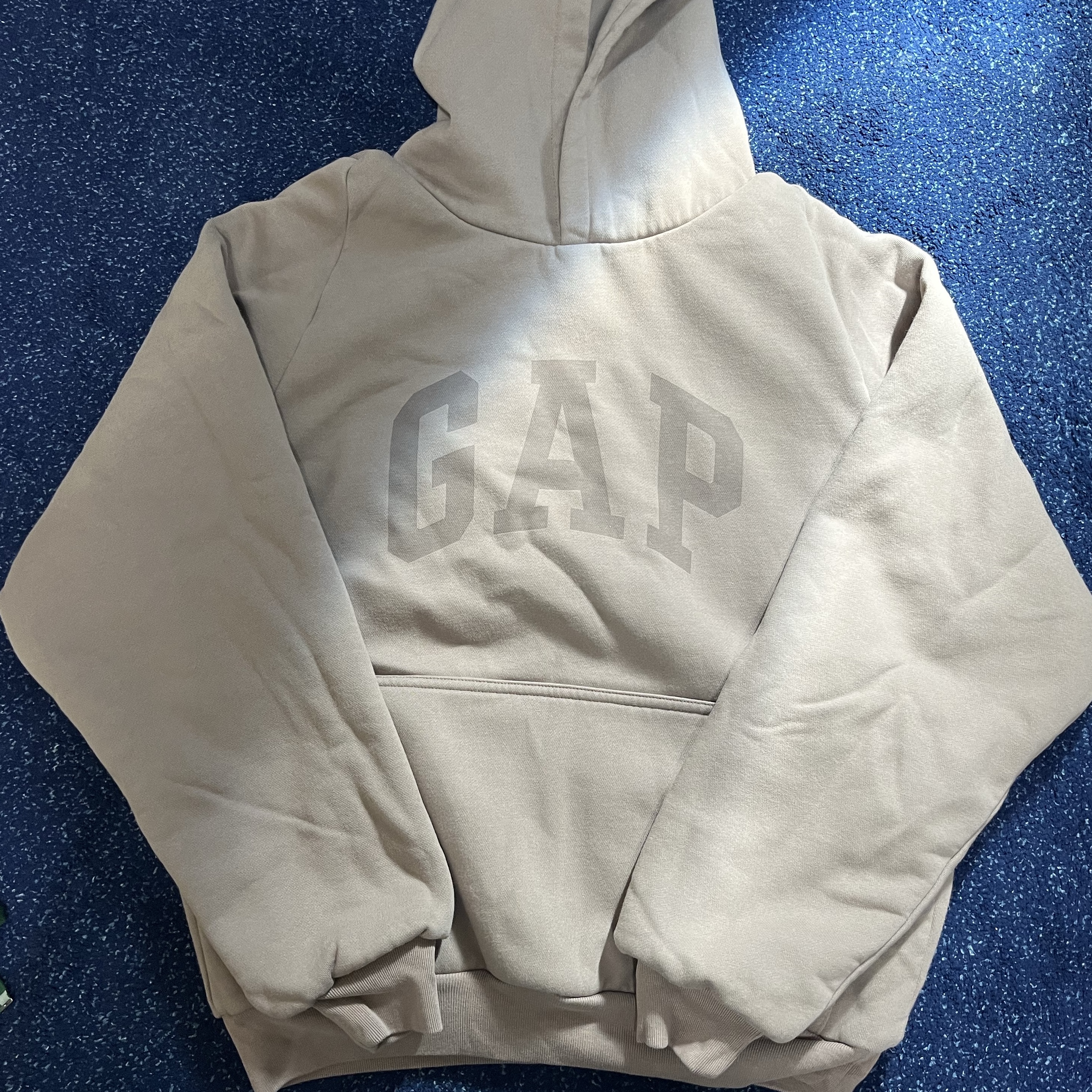 Yeezy Gap Engineered By Balenciaga Dove Shrunken Hoodie Beige 착용 스타일 - 2