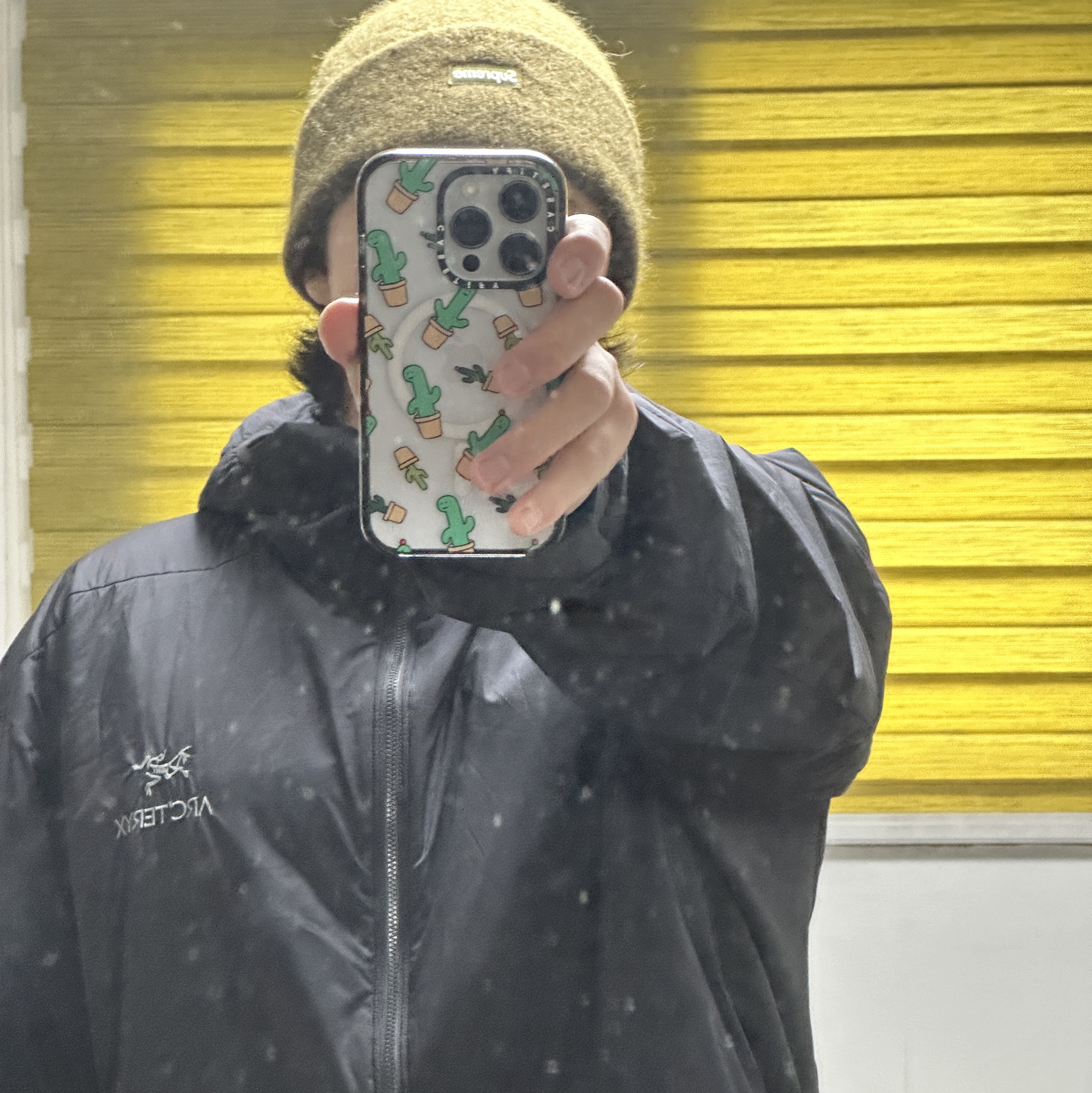 Arc'teryx Atom LT Hoody Black, Supreme Mohair Beanie Dark Khaki - 23FW 착용 스타일