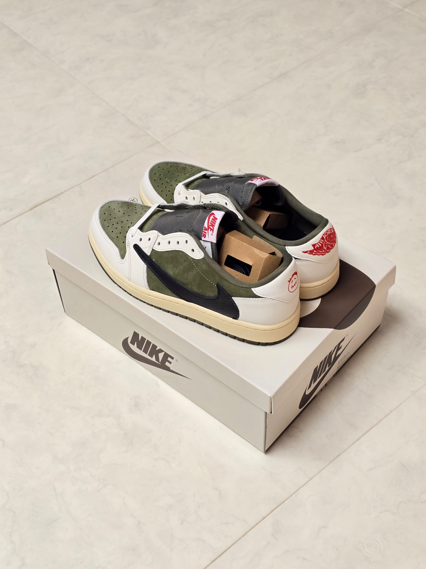 Jordan 1 x Travis Scott Retro Low OG SP Reverse Olive 착용 스타일 - 1
