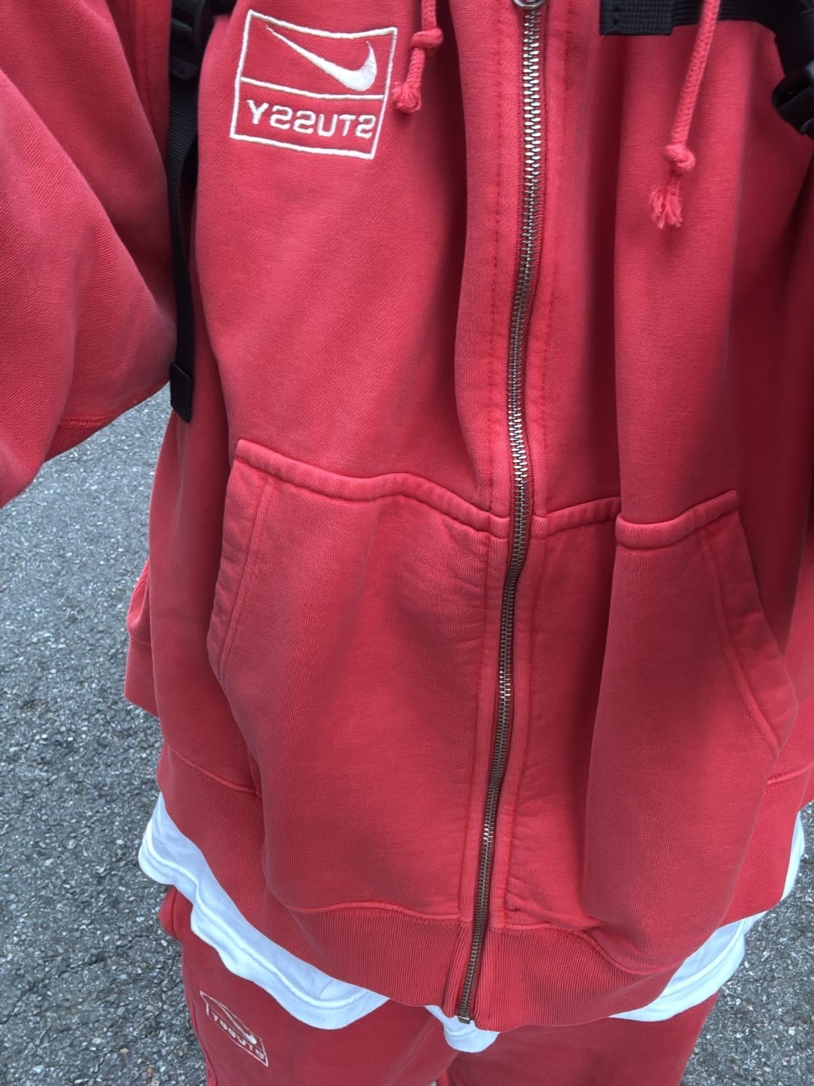 Nike x Stussy Full Zip Pigment Dyed Fleece Hoodie Habanero Red (FJ9161-642), Nike x Stussy Pigment Dyed Fleece Pants Habanero Red (FJ9157-642) 착용 스타일