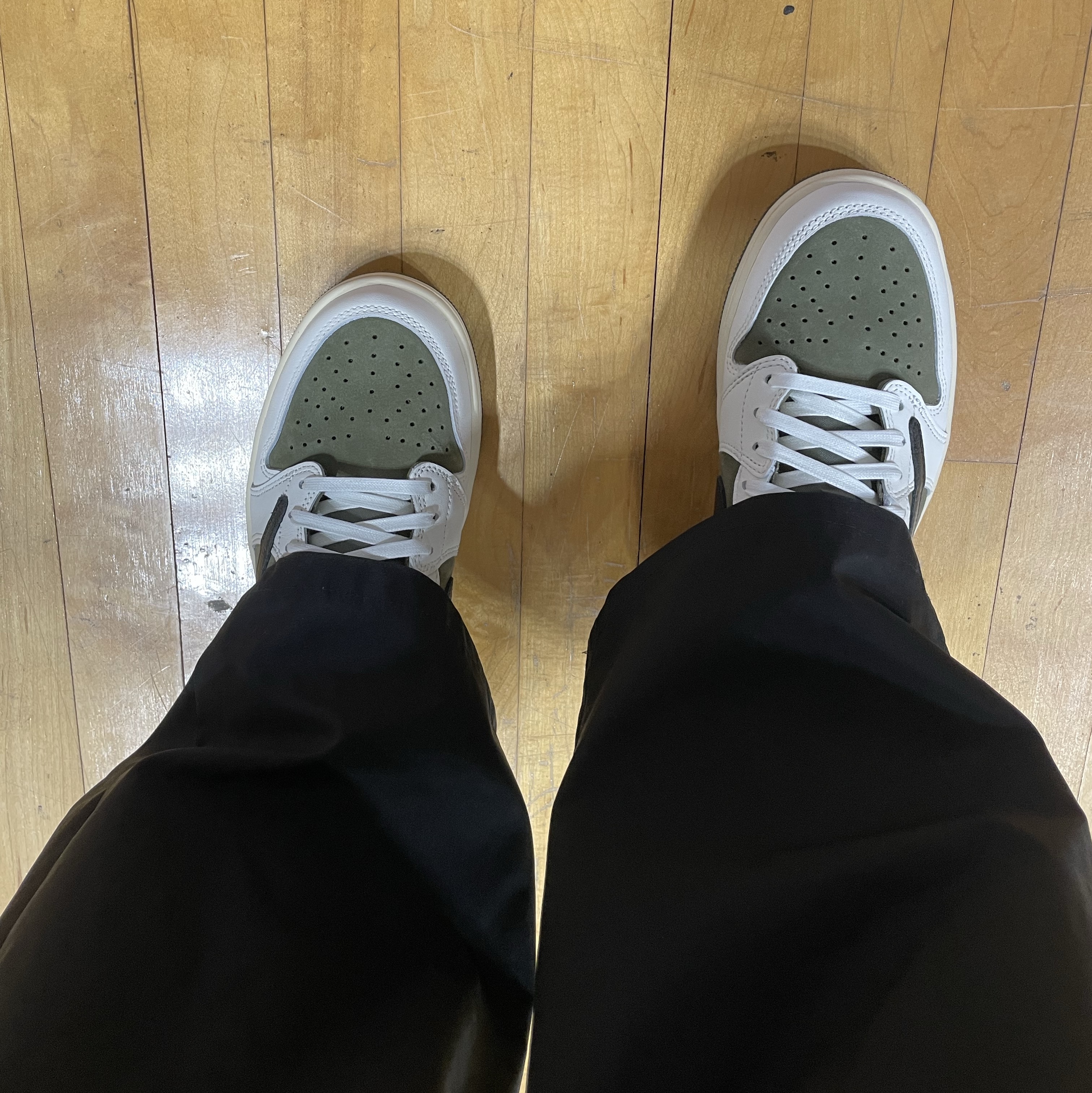 Jordan 1 x Travis Scott Retro Low OG SP Reverse Olive 착용 스타일